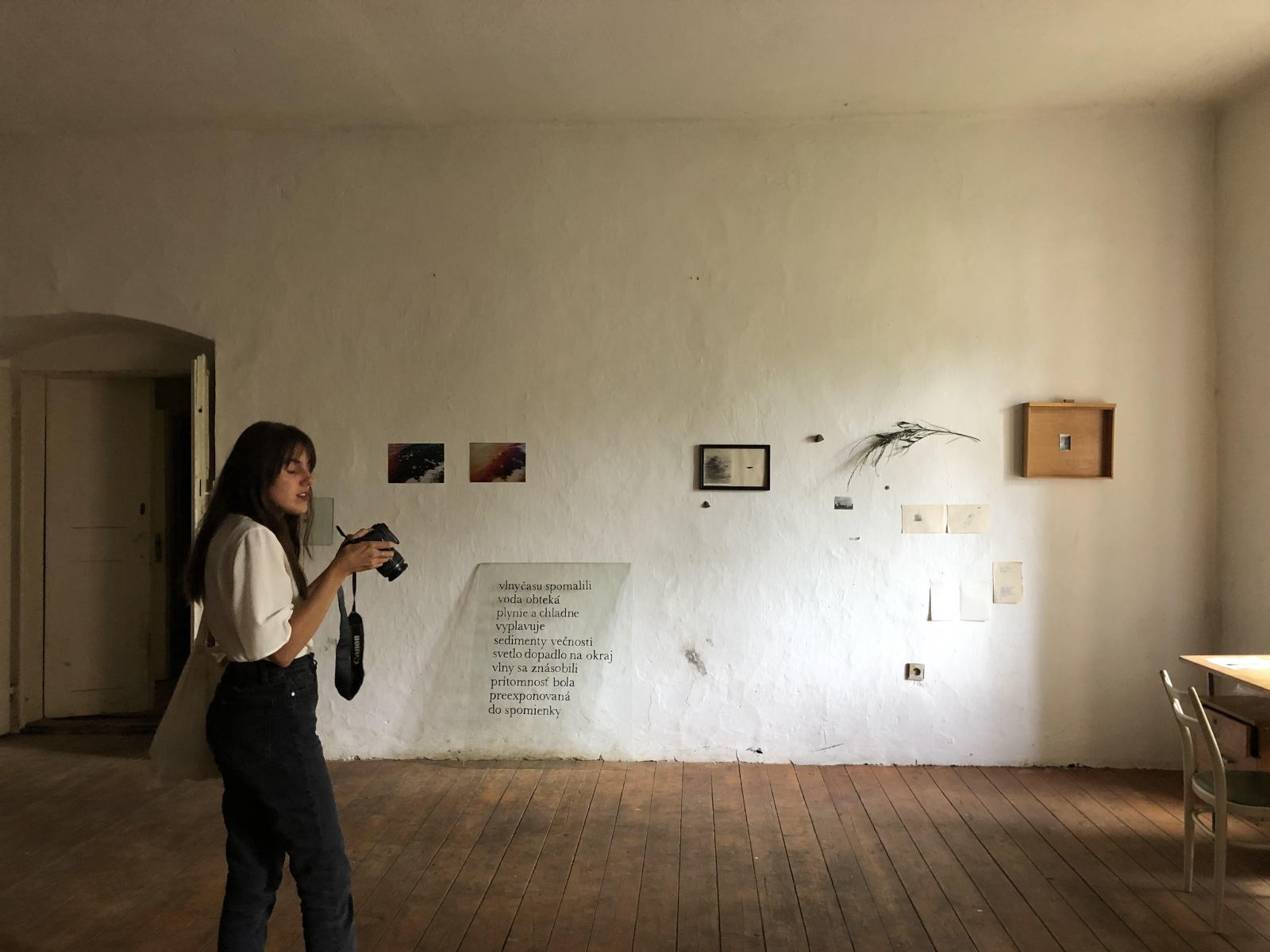 Kristína Mičová a jej inštalácia Prelomiť vlny, 2020, Kláštor Opening, Kláštor Hieronymitánov, Štiavnické Bane (foto: Kristína Denková)