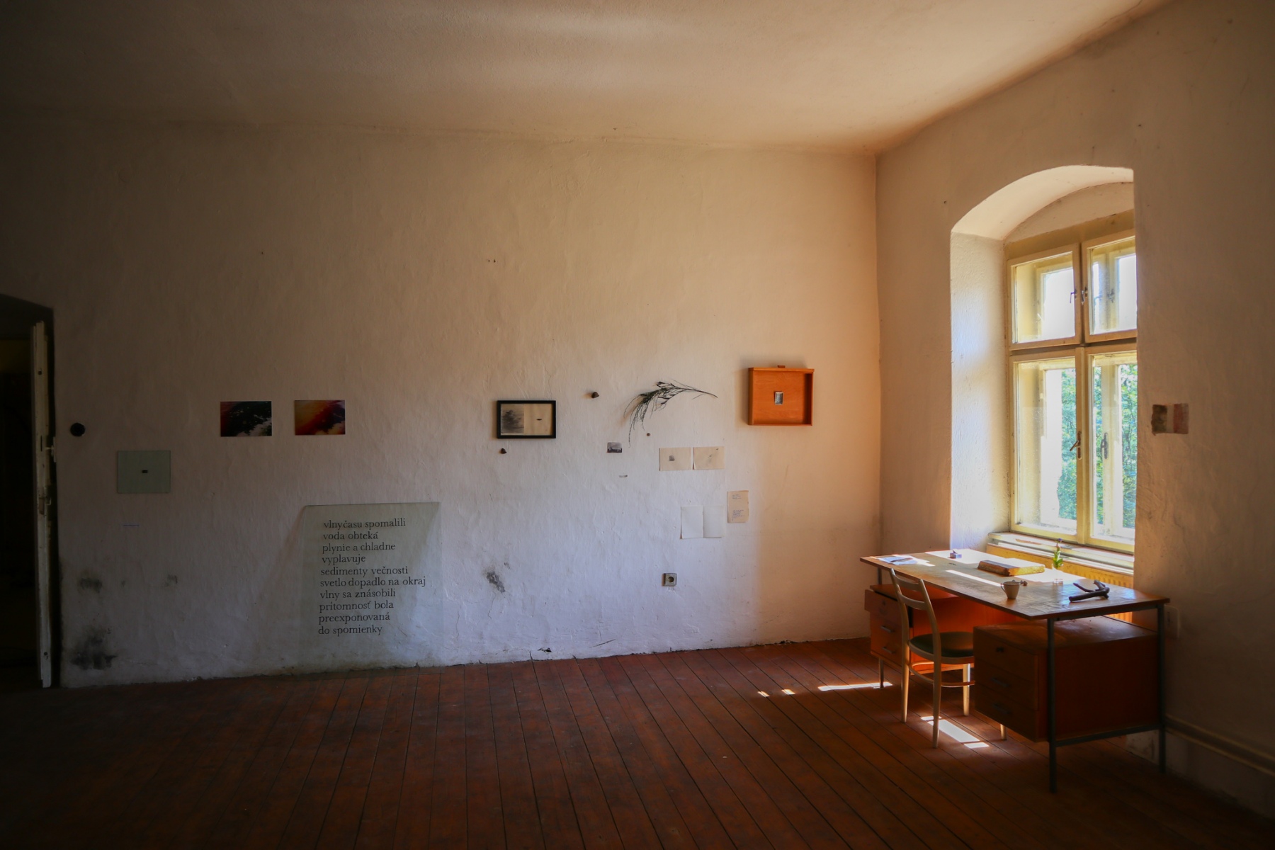 Prelomiť vlny, 2020, inštalácia, nájdené objekty, fotografia, kresba, text, Kláštor Opening, Kláštor Hieronymitánov, Štiavnické Bane (foto: KUNSTARTUM)