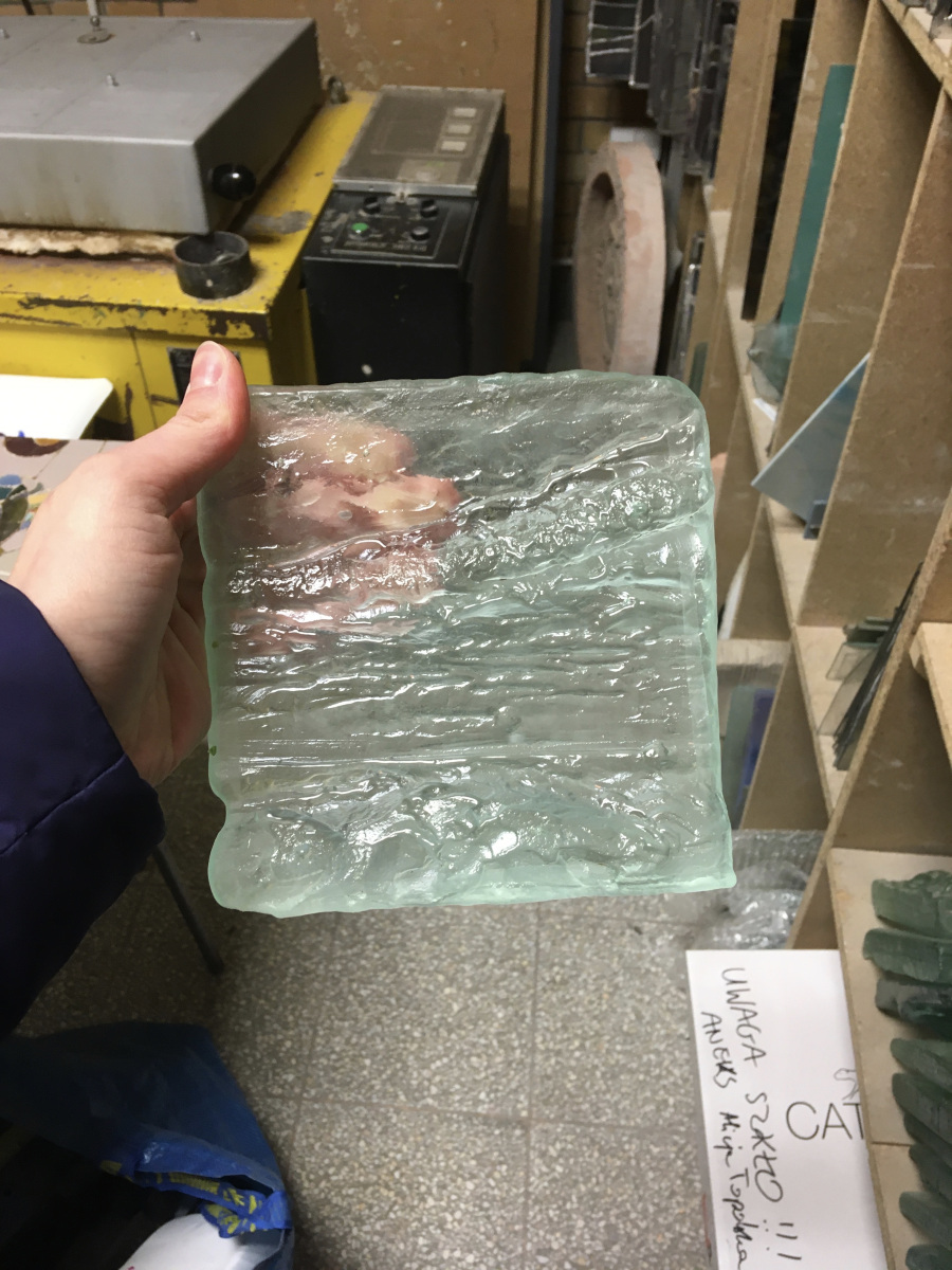 Sklenený reliéf, 2022, sklo, 25x25 cm. Prvá sklenená práca Kristíny Zatloukal v Ateliéri vitráže a skla na ASP GDA v Poľsku. (foto: archív Kristína Zatloukal)
