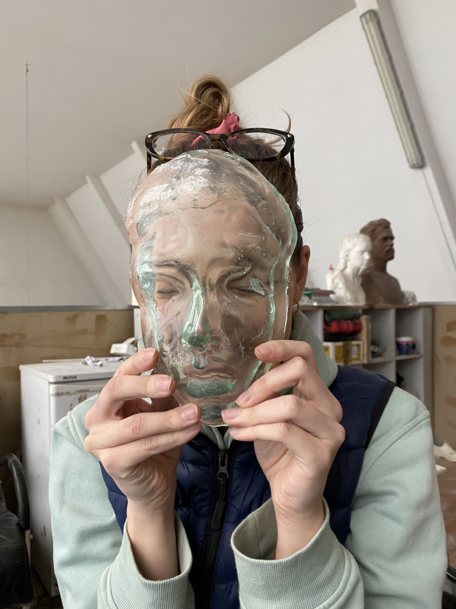 Kristína Zatloukal pri skúške skla vo Figuratívnom ateliéri na ASP GDA v Poľsku, 2023 (foto: archív Kristína Zatloukal)