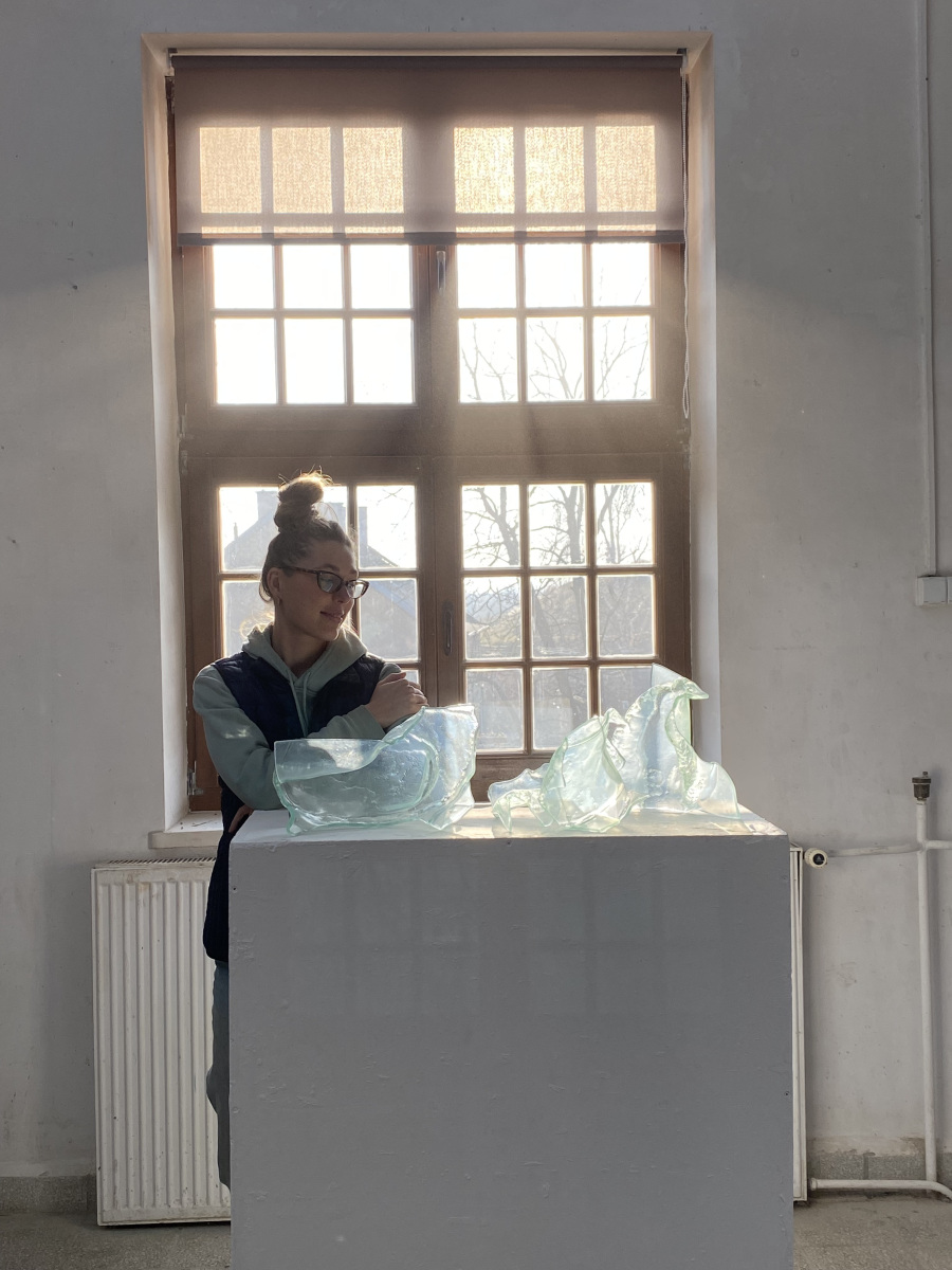 Kristína Zatloukal počas koncoročnej výstavy v hlavnom ateliéri, 2023, ASP GDA v Poľsku (foto: archív Kristína Zatloukal)