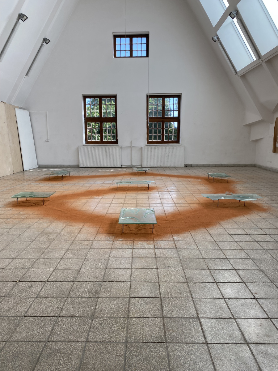 Kristína Zatloukal: The View, 2024, inštalácia: sklo, tehlový piesok – výstava diplomovej práce, ASP GDA, Poľsko (foto: archív Kristína Zatloukal)