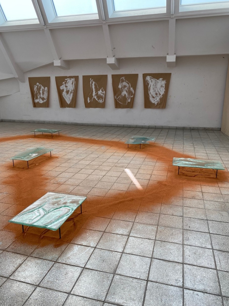 Kristína Zatloukal: The View, 2024, inštalácia: sklo, tehlový piesok, tempera na organickom papieri – výstava diplomovej práce, ASP GDA, Poľsko (foto: archív Kristína Zatloukal)