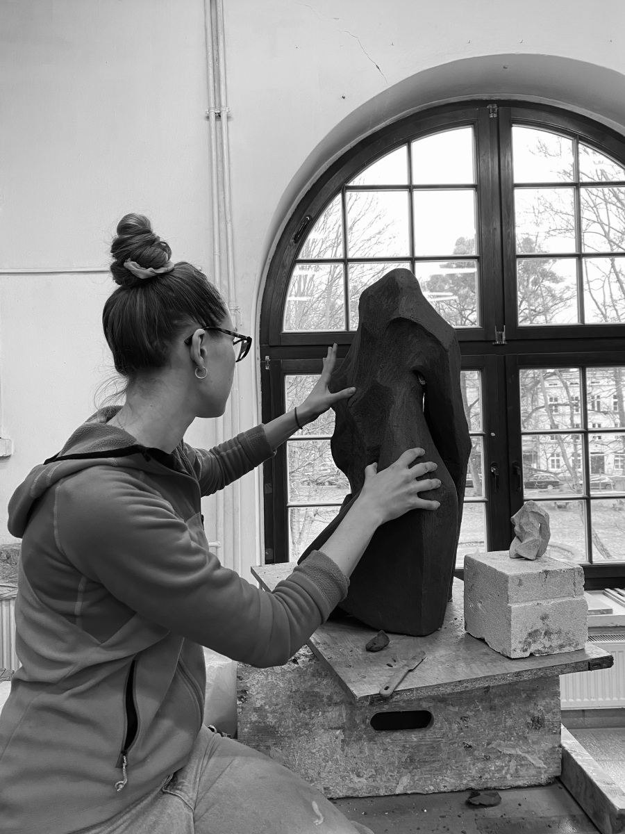 Kristína Zatloukal počas modelovania, 2023, Ateliér keramiky, ASP GDA v Poľsku (foto: archív Kristína Zatloukal)