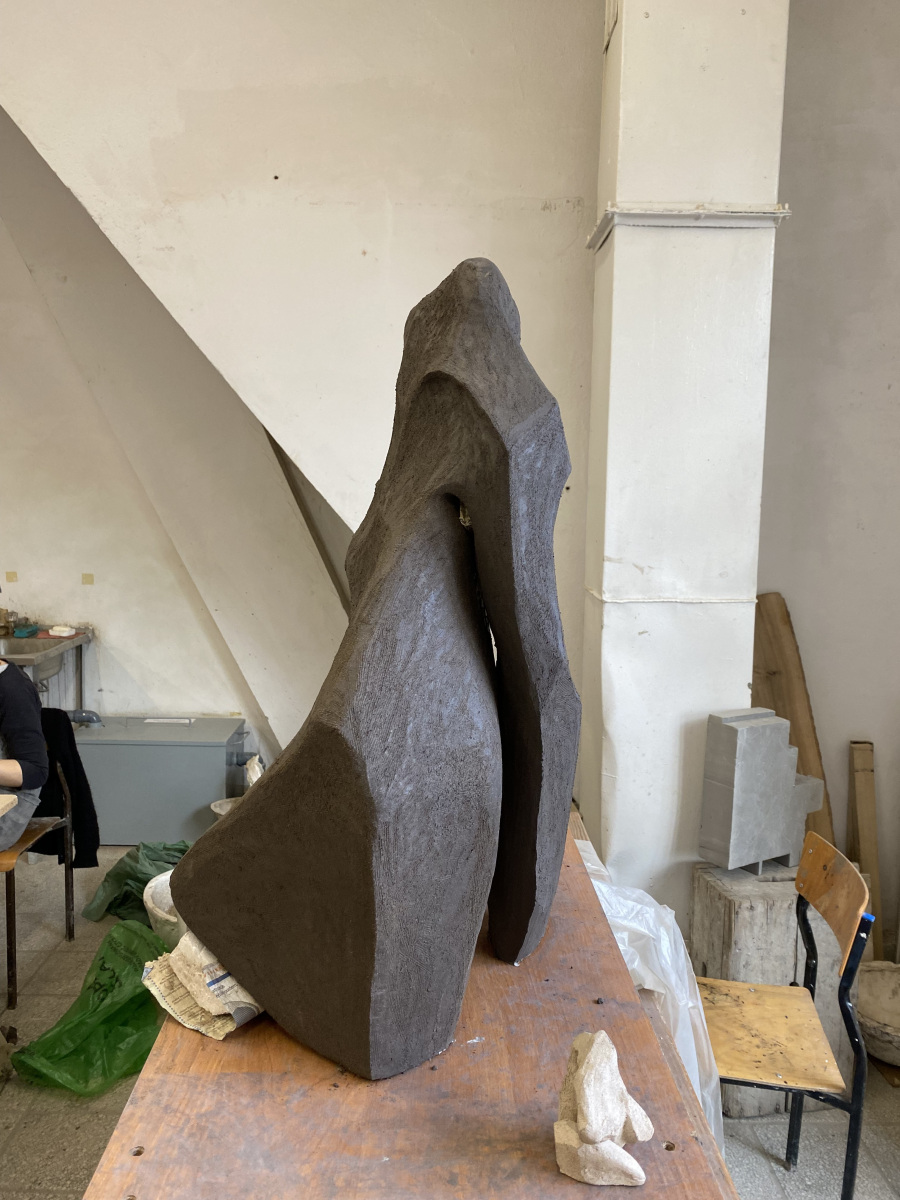 Keramická socha Kristíny Zatloukal v procese, 2023, Ateliér keramiky, ASP GDA v Poľsku (foto: archív Kristína Zatloukal)