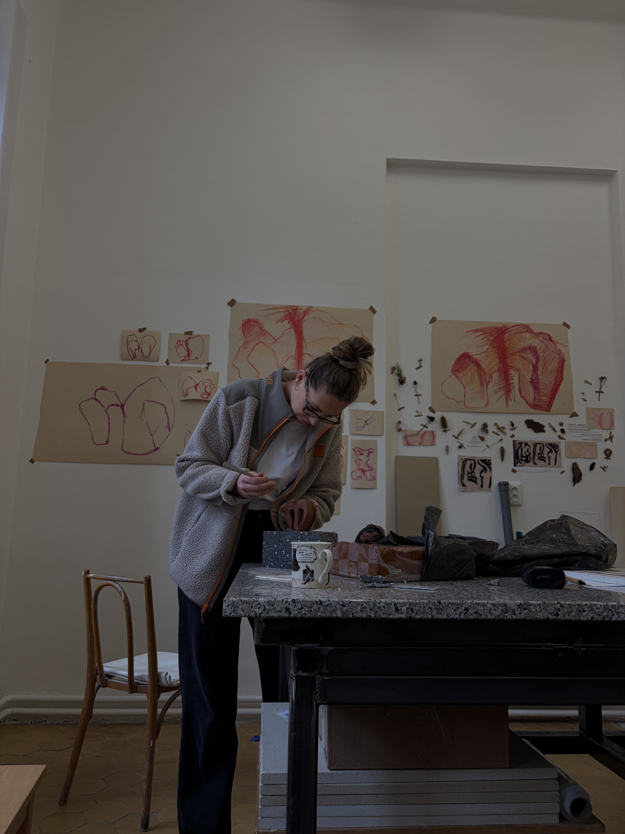 Kristína Zatloukal vo svojom ateliéri v Martine, 2026 (foto: archív Kristína Zatloukal)