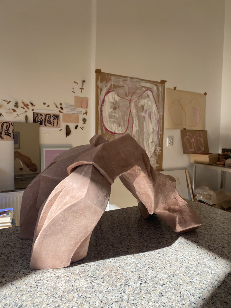 Nová socha Kristíny Zatloukal v procese – sušenie formy, 2026, ateliér v Martine (foto: archív Kristína Zatloukal)