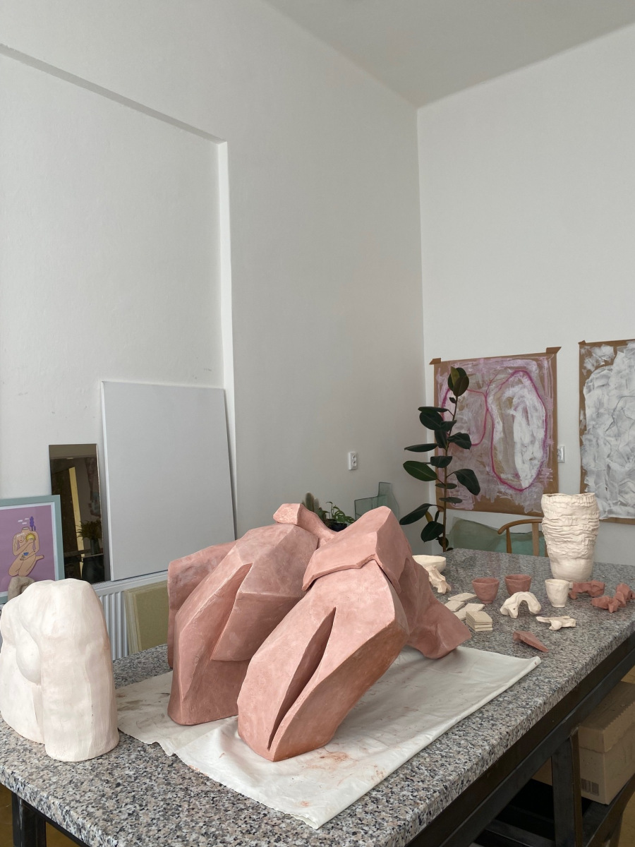 Nové sochy Kristíny Zatloukal po bisque firing výpale, 2026, ateliér v Martine (foto: archív Kristína Zatloukal)