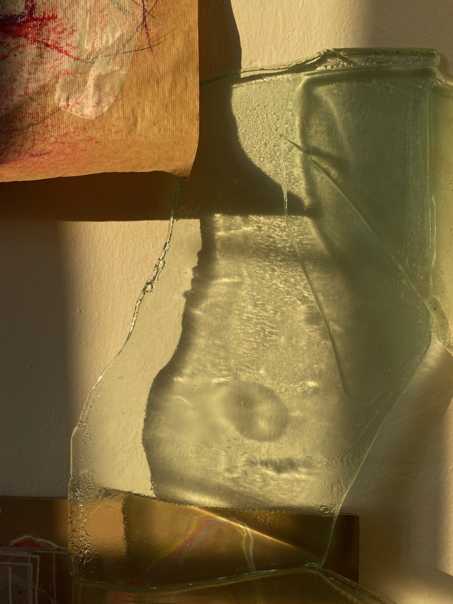 Detail sklenenej sochy, 2026, ateliér Kristíny Zatloukal v Martine (foto: archív Kristína Zatloukal)