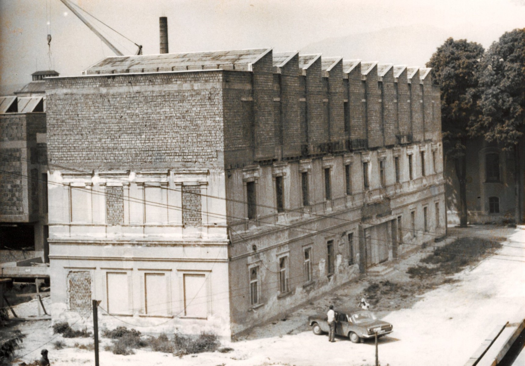 Budovanie nadstavby na pôvodnú budovu Obrazárne P. M. Bohúňa v Liptovskom Mikuláši, 1975 (foto: archív LGPMB)