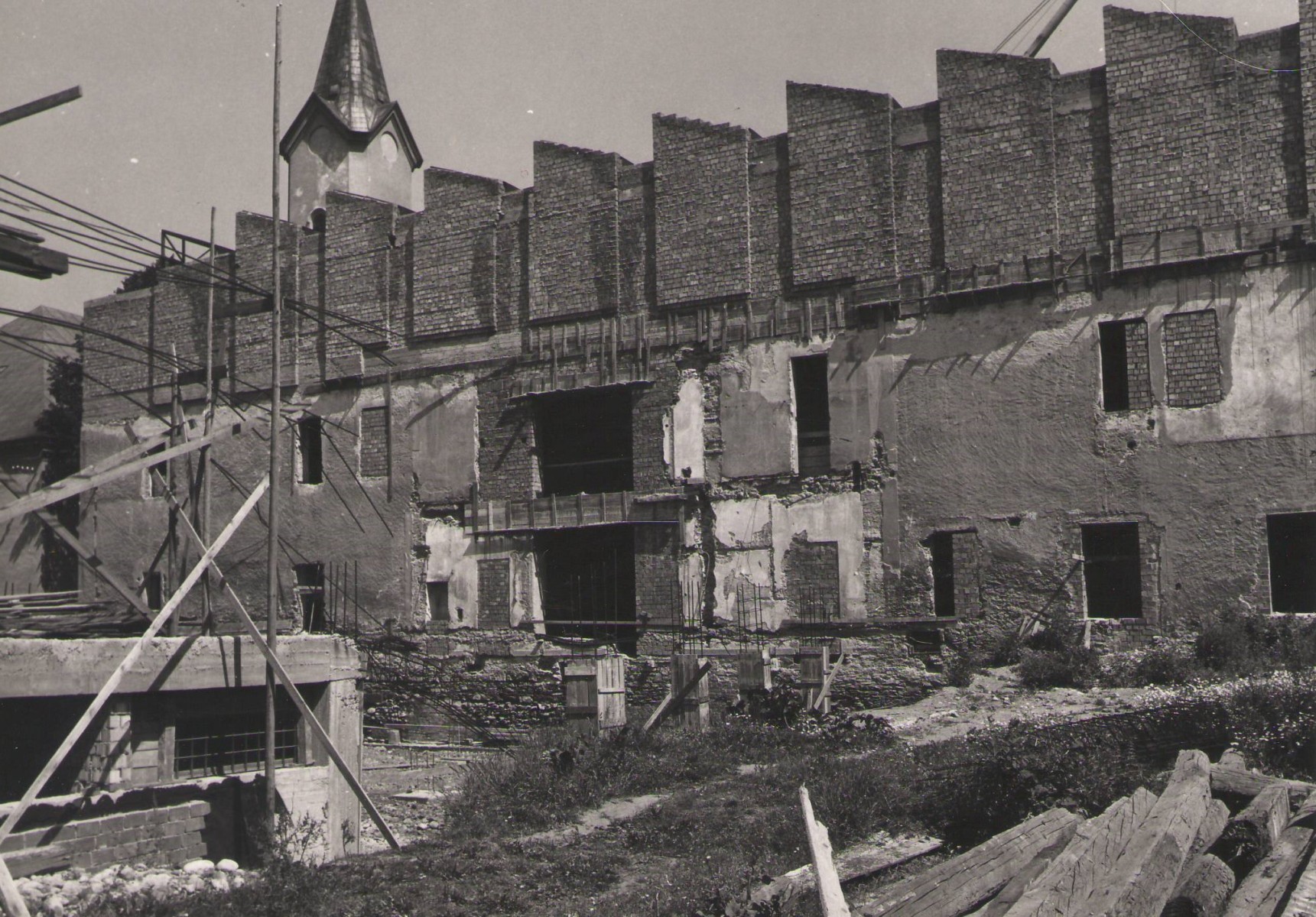 Budova Obrazárne P. M. Bohúňa v Liptovskom Mikuláši počas prestavby, 1975-1976  (foto: archív LGPMB)