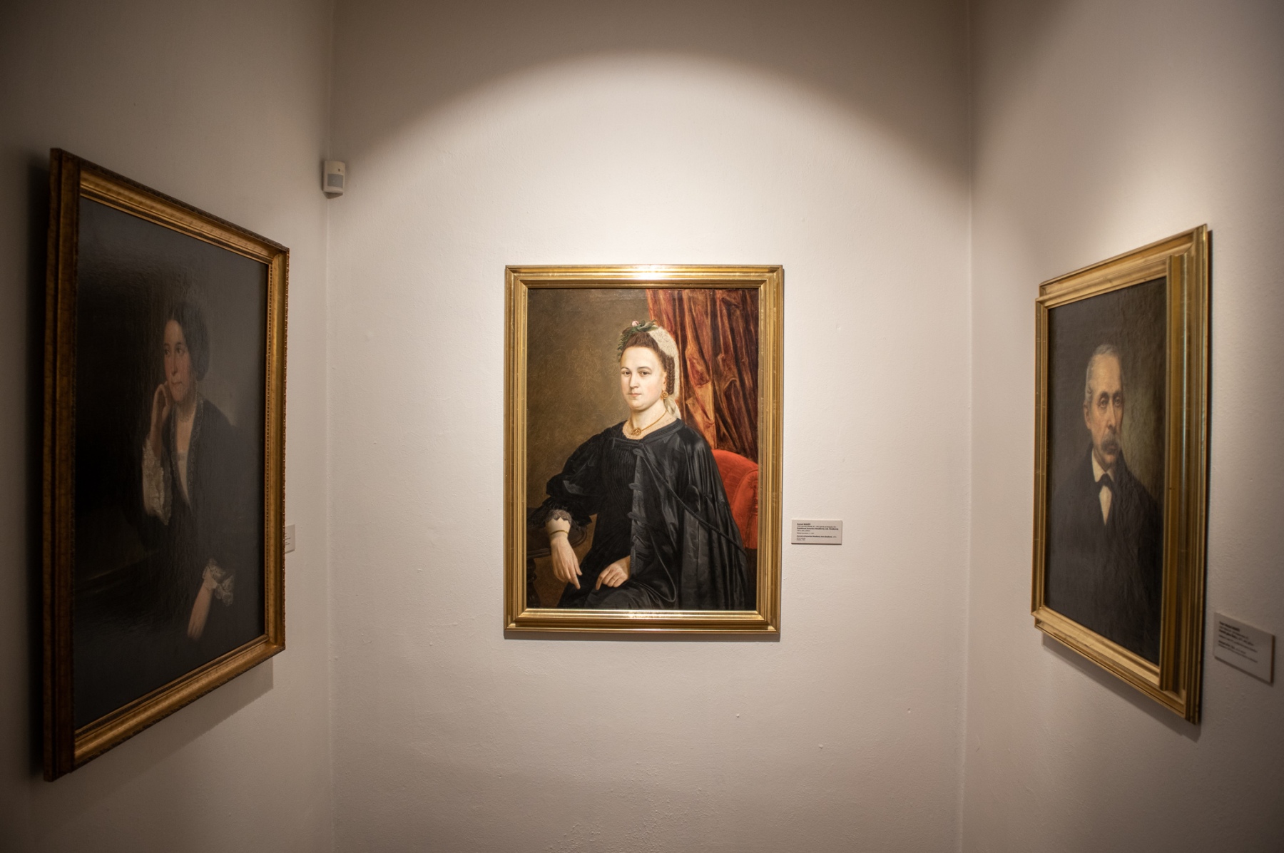 Obrazy zľava: Peter Michal Bohúň, Portrét dámy, 1869, olej na plátne; Kornel Bohúň, Podobizeň Kataríny Hendlovej, rod. Hraškovej, 1874, olej na plátne;  Peter Michal Bohúň, Portrét pána Šulca, 1875, olej na plátne (foto: KUNSTARTUM)