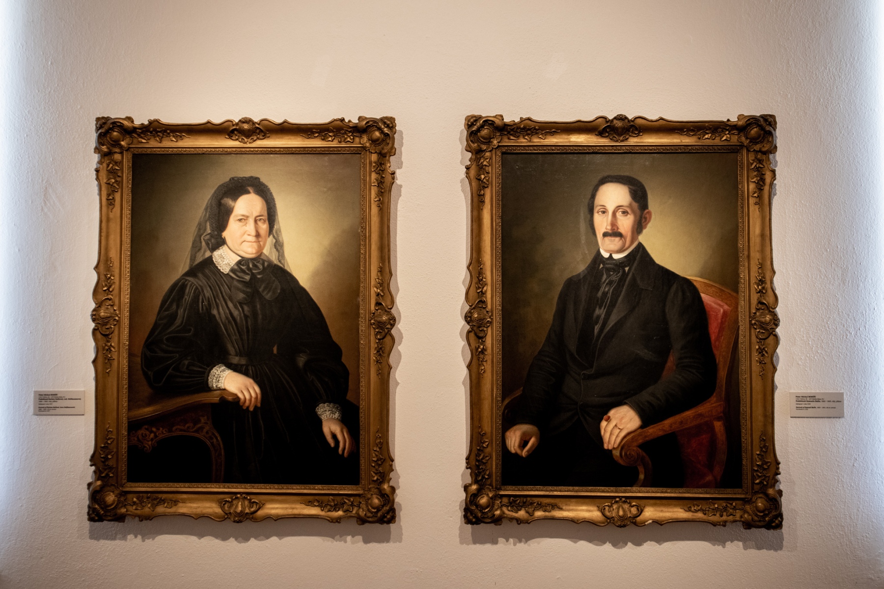 Obrazy zľava: Peter Michal Bohúň, Podobizeň Charloty Ballovej, rod. Hoffmannovej, 1860-1865, olej na plátne; Peter Michal Bohúň, , Podobizeň Samuela Ballu, 1860-1865, olej na plátne  (foto: KUNSTARTUM)