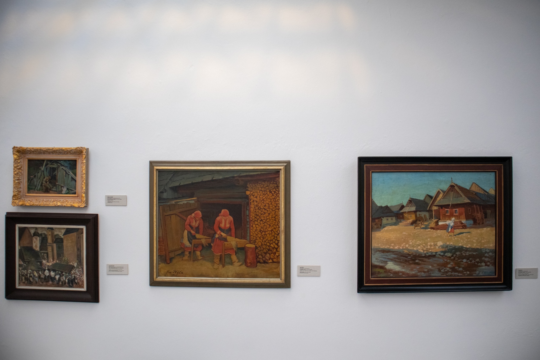 Zľava: Július Flache, Drevorubačská koliba, 1926, olej na plátne; Jozef Kollár, Trh v Banskej Štiavnici, 1933, olej na plátne; Ján Hála, Trepačky ľanu, olej na plátne; Ján Hála, Zo starého Važca, 1929, olej na plátne (foto: KUNSTARTUM)