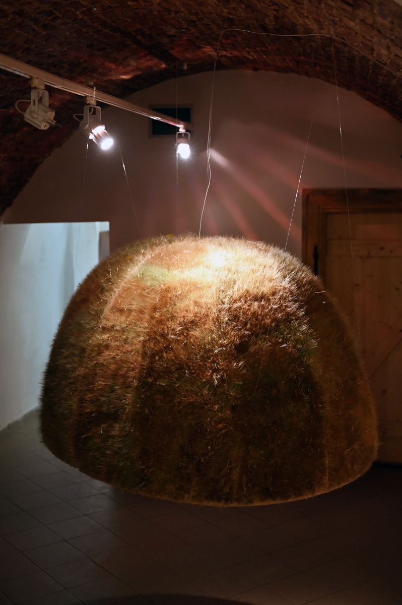 Úkryt,2020, mix prírodných médií, 150x200x100 cm (foto: archív Lucia Veselá)