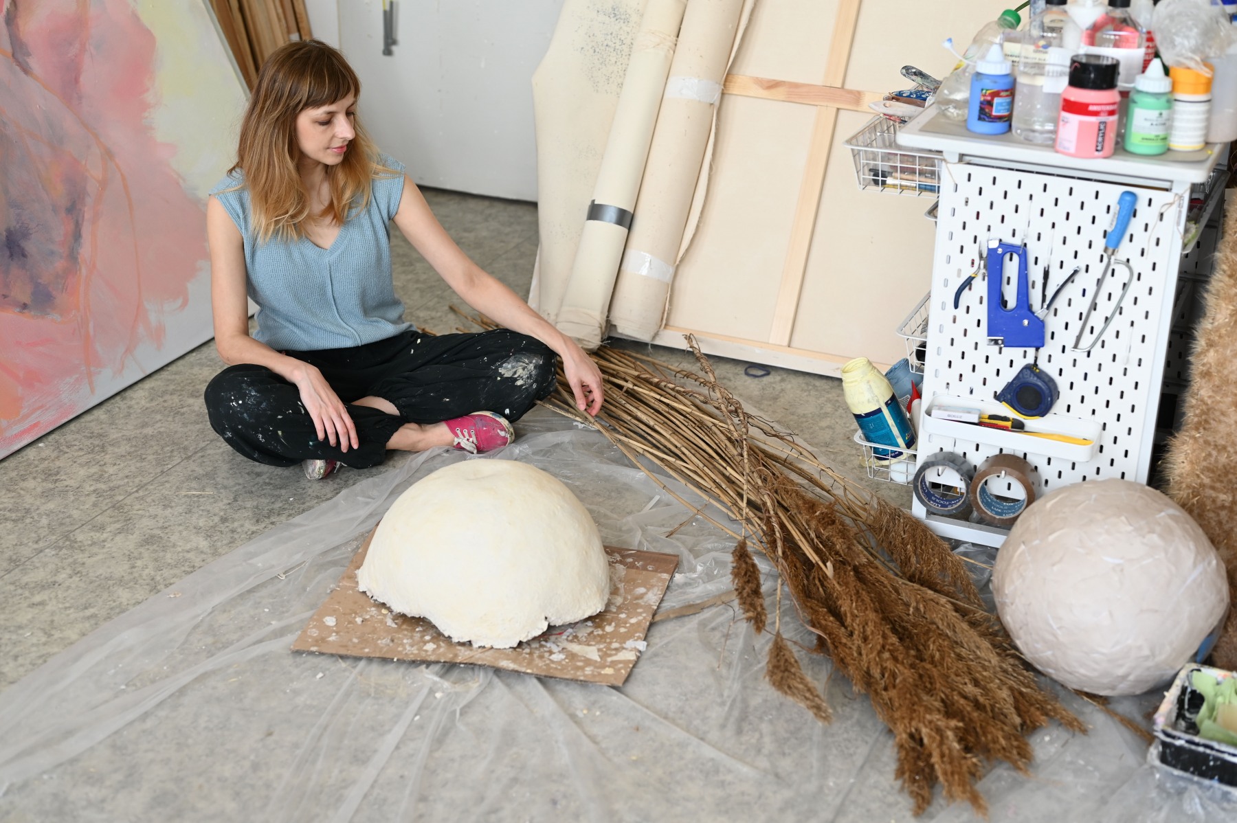Lucia Veselá v ateliéri (foto: Richard Veselý)