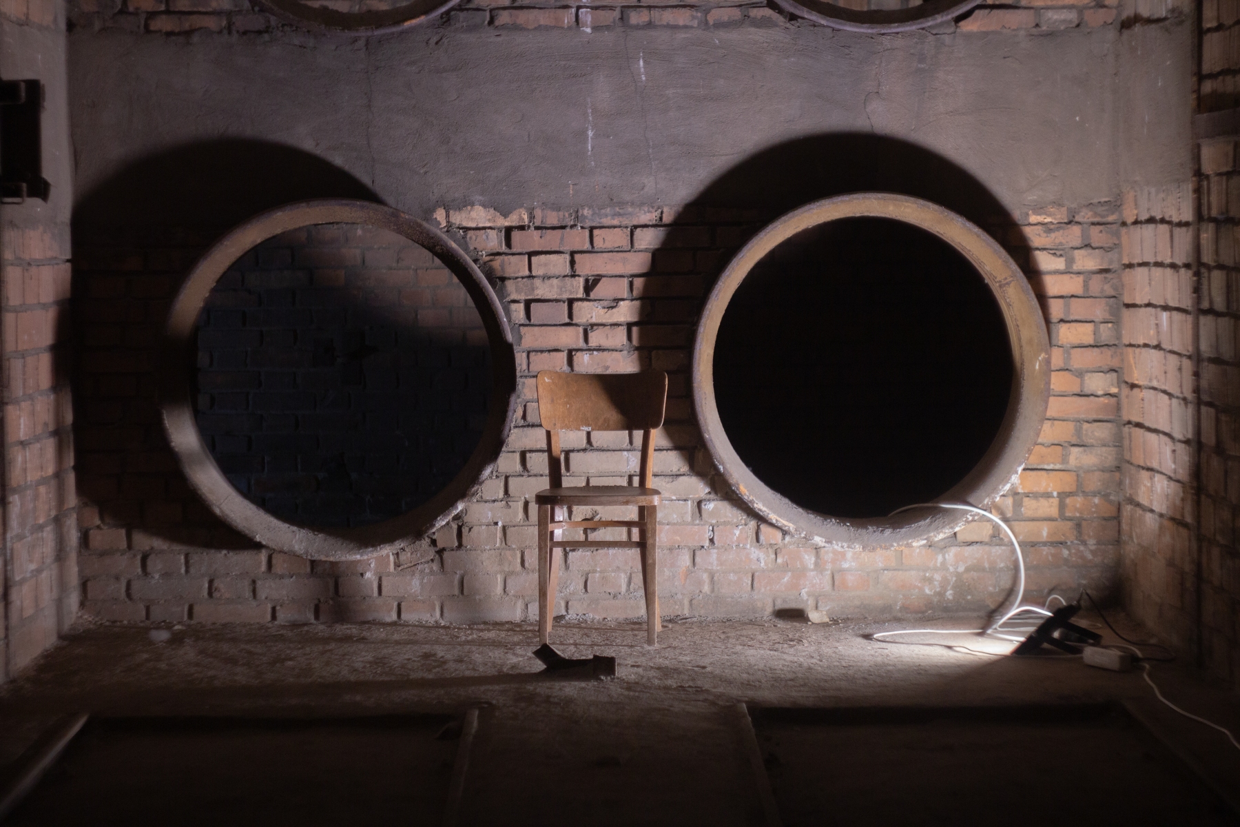 Chair, 2018, interaktívny zvukový objekt. Fotografia z festivalu Tehláreň, 2019, Liptovský Mikuláš. (foto: archív Martin Bízik)