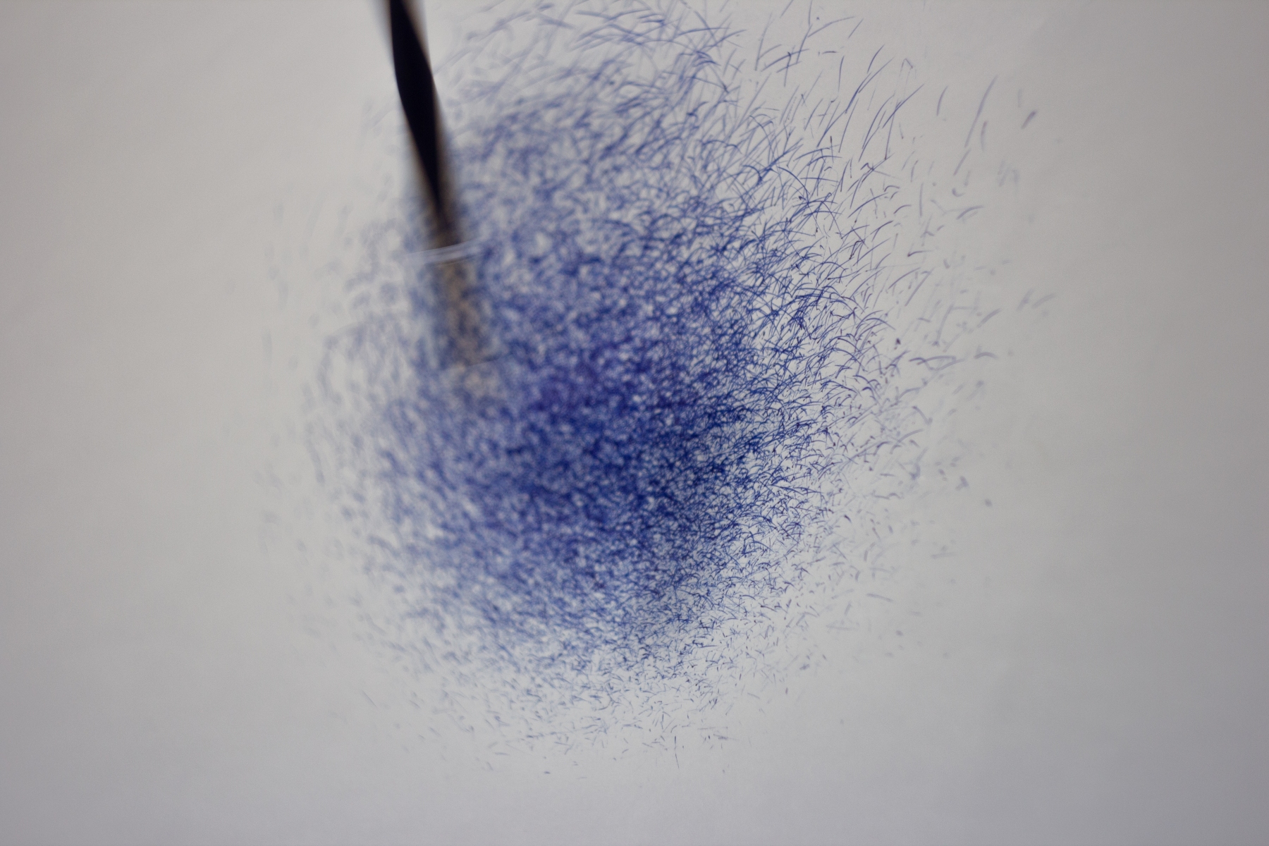 Voľným pohybom, 2019, kinetický objekt. Fotografia z Mikrofestivalu Percepcia: Rok od vraždy, 2019, Banská Bystrica (foto: archív Martin Bízik)