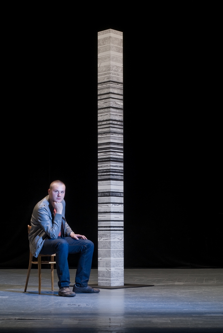 Martin Ševčovič pri objekte SONDA, 2010, grafické listy kašírované na povrch konštrukcie z lepenky, 25x25x400 cm (foto: Peter Čintalan)
