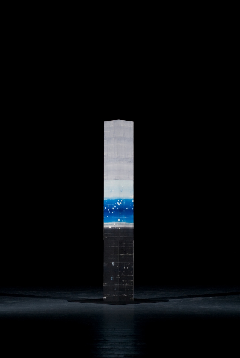 Z cyklu SONDA, 2010, grafické listy kašírované na povrch konštrukcie z lepenky, 25x25x240 cm (foto: Peter Čintalan)