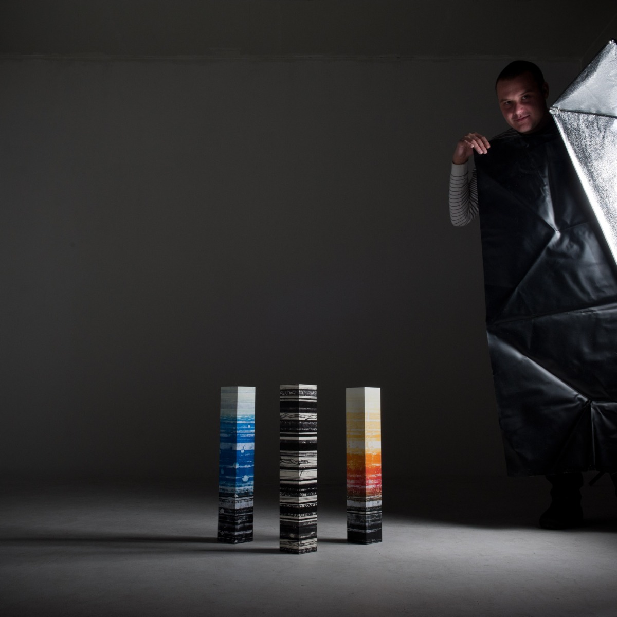 Martin Ševčovič pri fotení objektov z cyklu SONDA, 2011, grafické listy kašírované na povrch konštrukcie z lepenky, 8x8x50 cm (foto: Peter Čintalan)