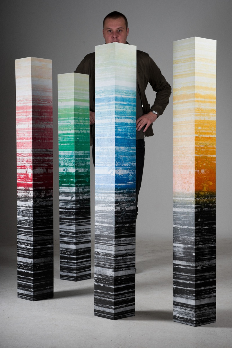 Martin Ševčovič pri fotení objektov z cyklu SONDA, 2011, grafické listy kašírované na povrch konštrukcie z lepenky, 15x15x140 cm (foto: Peter Čintalan)