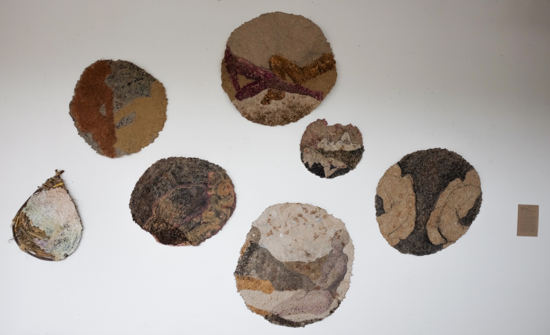 Splývanie pominuteľností, 2019, kolekcia prác, papier-maché, prírodné pigmenty (foto: Martin Deči)