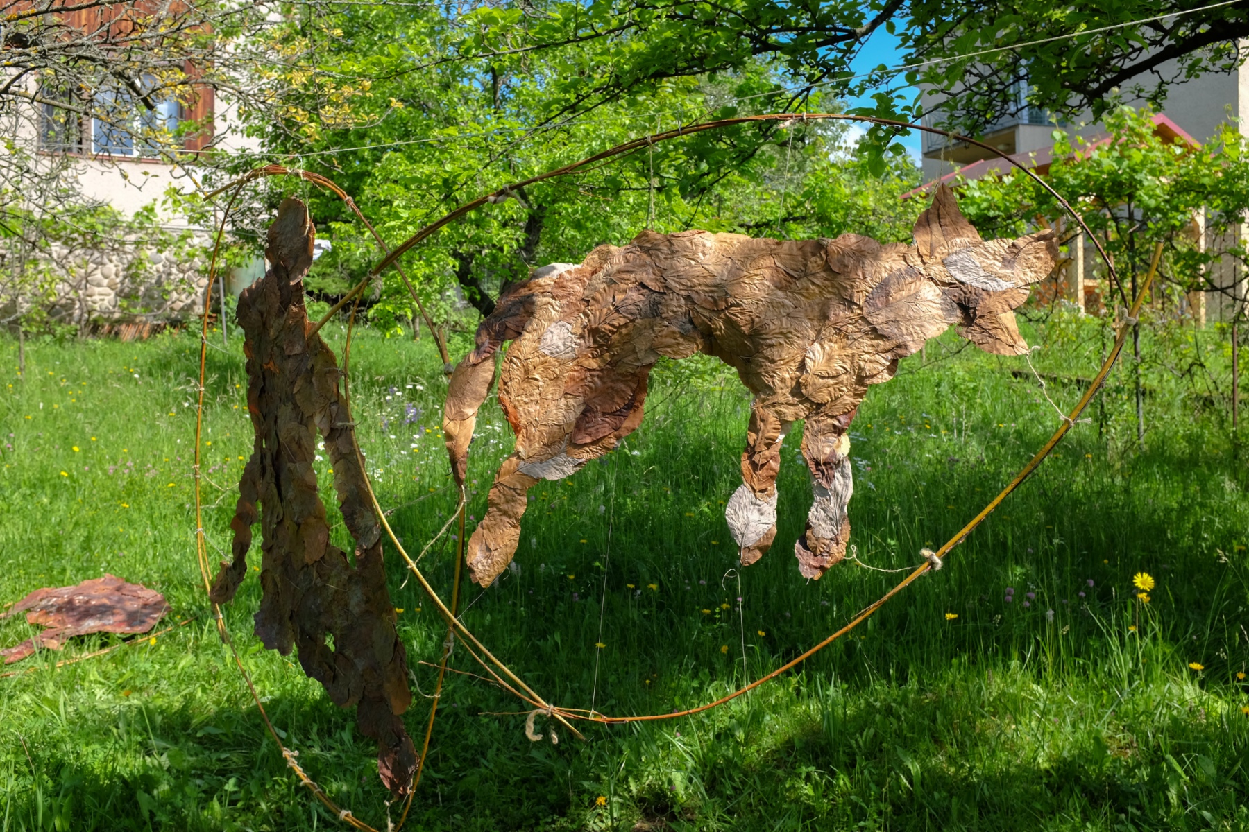 Splývanie pominuteľností – priestorová inštalácia, 2019, listy lepené ryžovým škrobom (foto: Martin Deči)