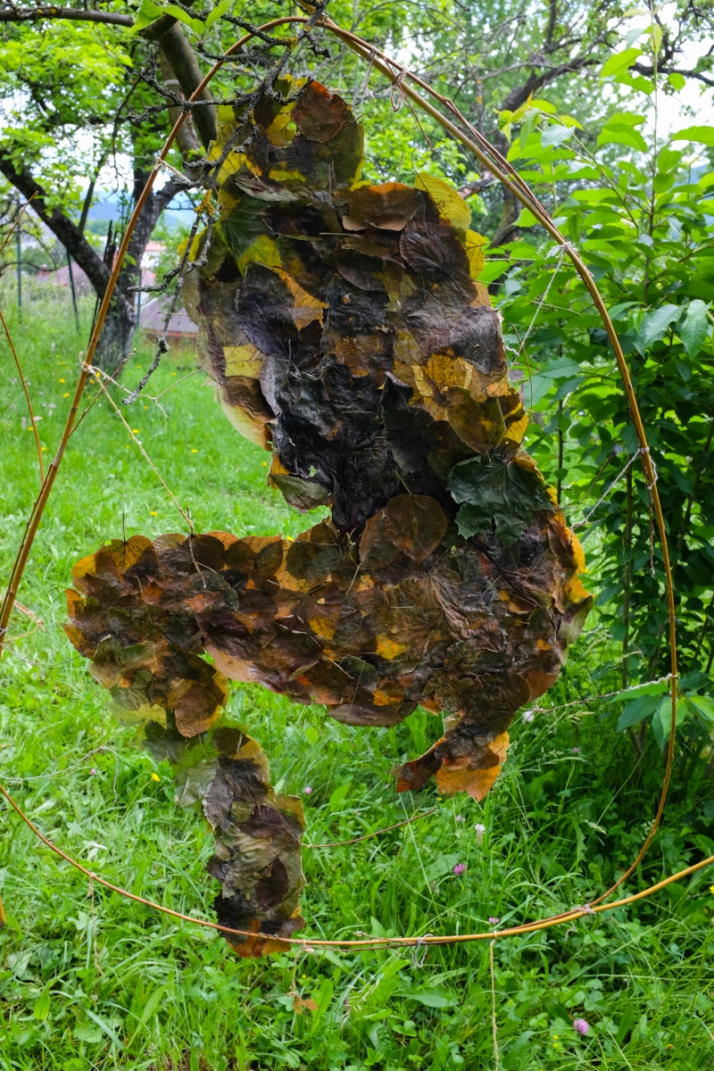 Splývanie pominuteľností – priestorová inštalácia, 2019, listy lepené ryžovým škrobom (foto: Martin Deči)