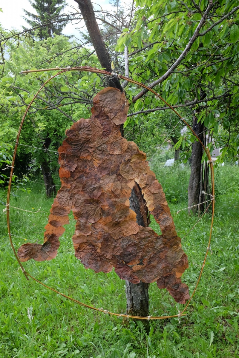 Splývanie pominuteľností – priestorová inštalácia, 2019, listy lepené ryžovým škrobom (foto: Martin Deči)
