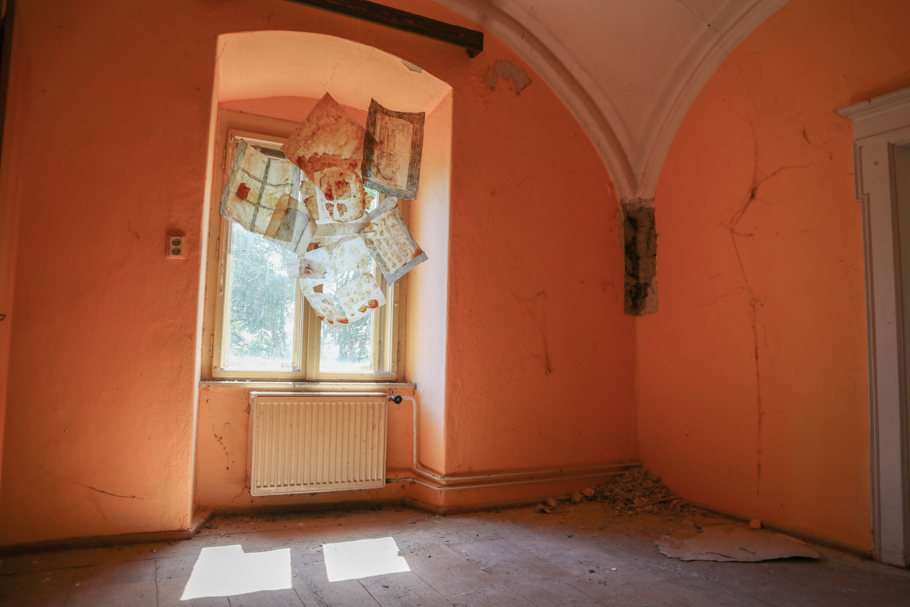Inštalácia okien v kláštore, 2020, Kláštor Opening, Kláštor Hieronymitánov, Štiavnické Bane (foto: KUNSTARTUM)