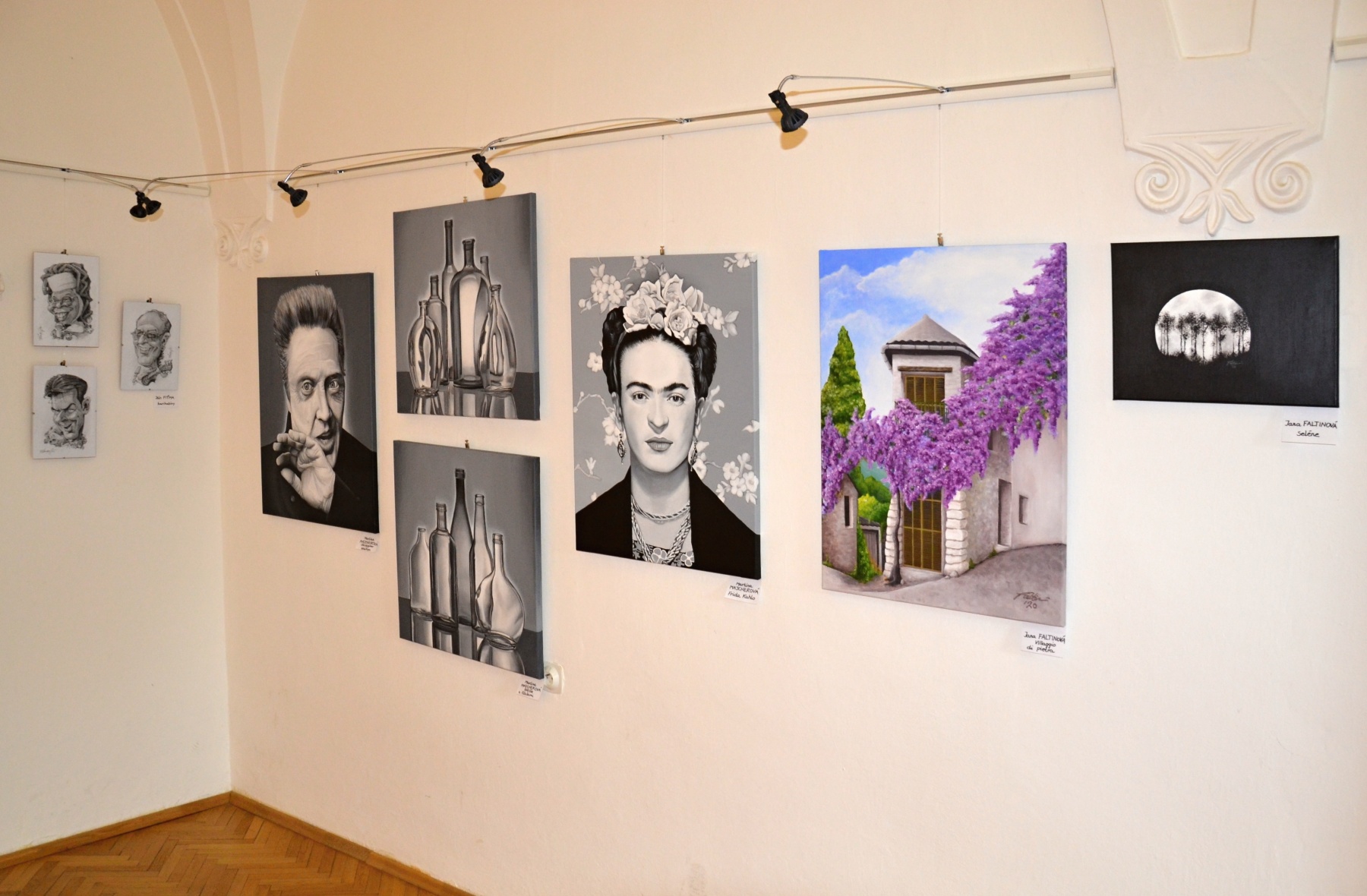 Zvolenský výtvarný salón, 2020, Stará radnica Zvolen. Zľava: diela Jána Fiťmu, diela Martiny Majcherovej a diela Jany Faltinovej (foto: archív Martina Majcherová)