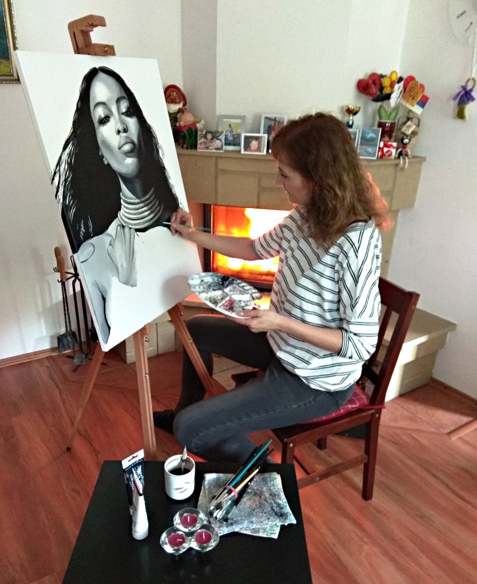 Martina maľuje na chalupe v Banskej Štiavnici. Naomi Campbell, 2019, akryl na plátne, 60x80 cm (foto: archív Martina Majcherová)