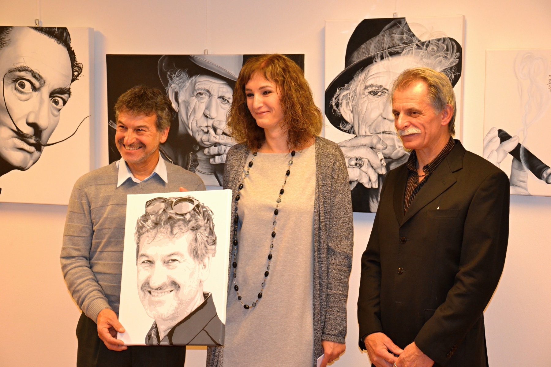 Výstava 50 odtieňov sivej, 2019/2020, Galéria na Tehelnej, Zvolen. Fotografia z vernisáže s majiteľom galérie Jozefom Klementom a Ivanom Gertlim (foto: Milan Krbaťa)