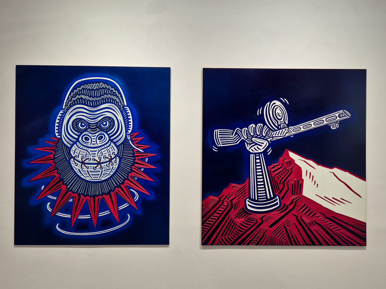 Diela Matúša Maťátka zľava: Gorila (2005-2006), 2018-2019, drevený reliéf, 120x140 cm; Na horách, horí vatra – SNP (1944), 2018-2020, drevený reliéf, 130x140 cm (foto: KUNSTARTUM)