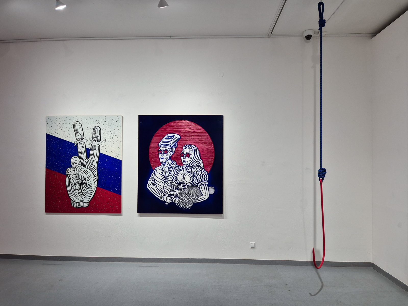 Diela Matúša Maťátka zľava: Sľúbili sme si lásku (1989), 2018-2019, drevený reliéf, 120x150 cm; Hviezdna budúcnosť (1948-1989), 2020, drevený reliéf, 130x150 cm; Keď ste si ma upiekli, tak si ma aj zjedzte, 2020, objekt – kombinovaná technika, výška: 300 cm (foto: KUNSTARTUM)