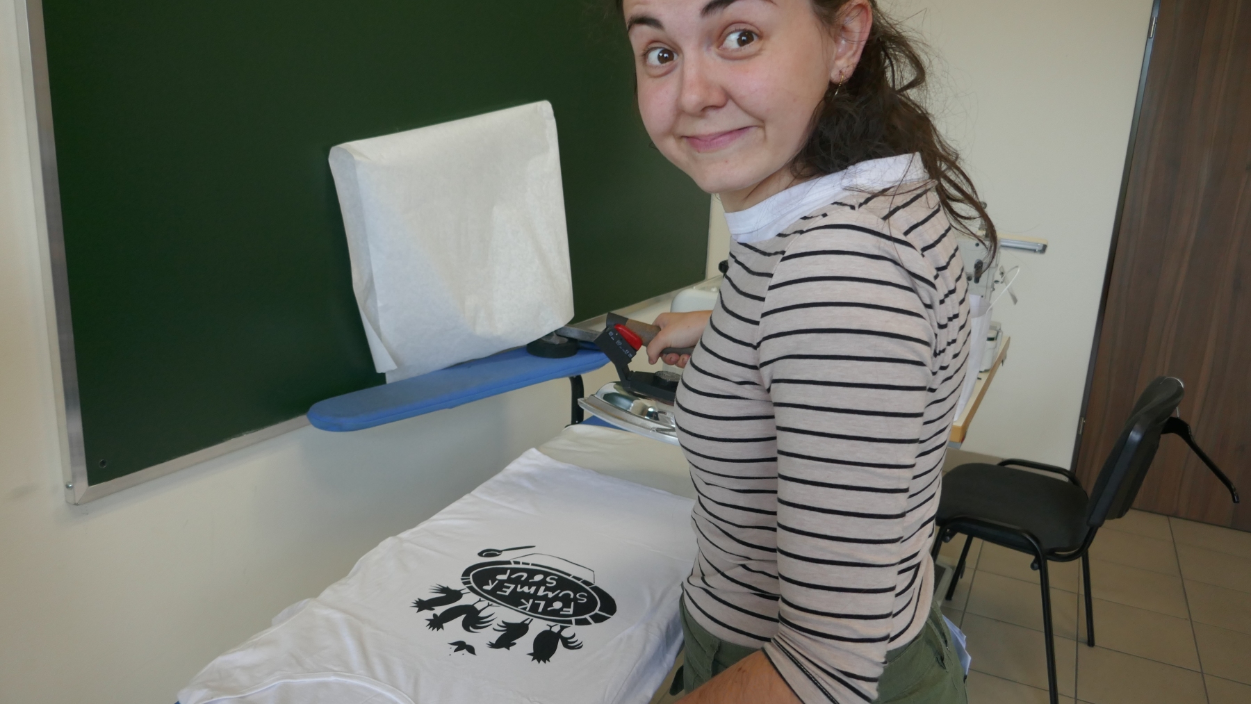 Michaela tvorí tričká Folk summer soup počas workshopu Folk Summer School, 2019 (foto: Alžbeta Mandúchová)
