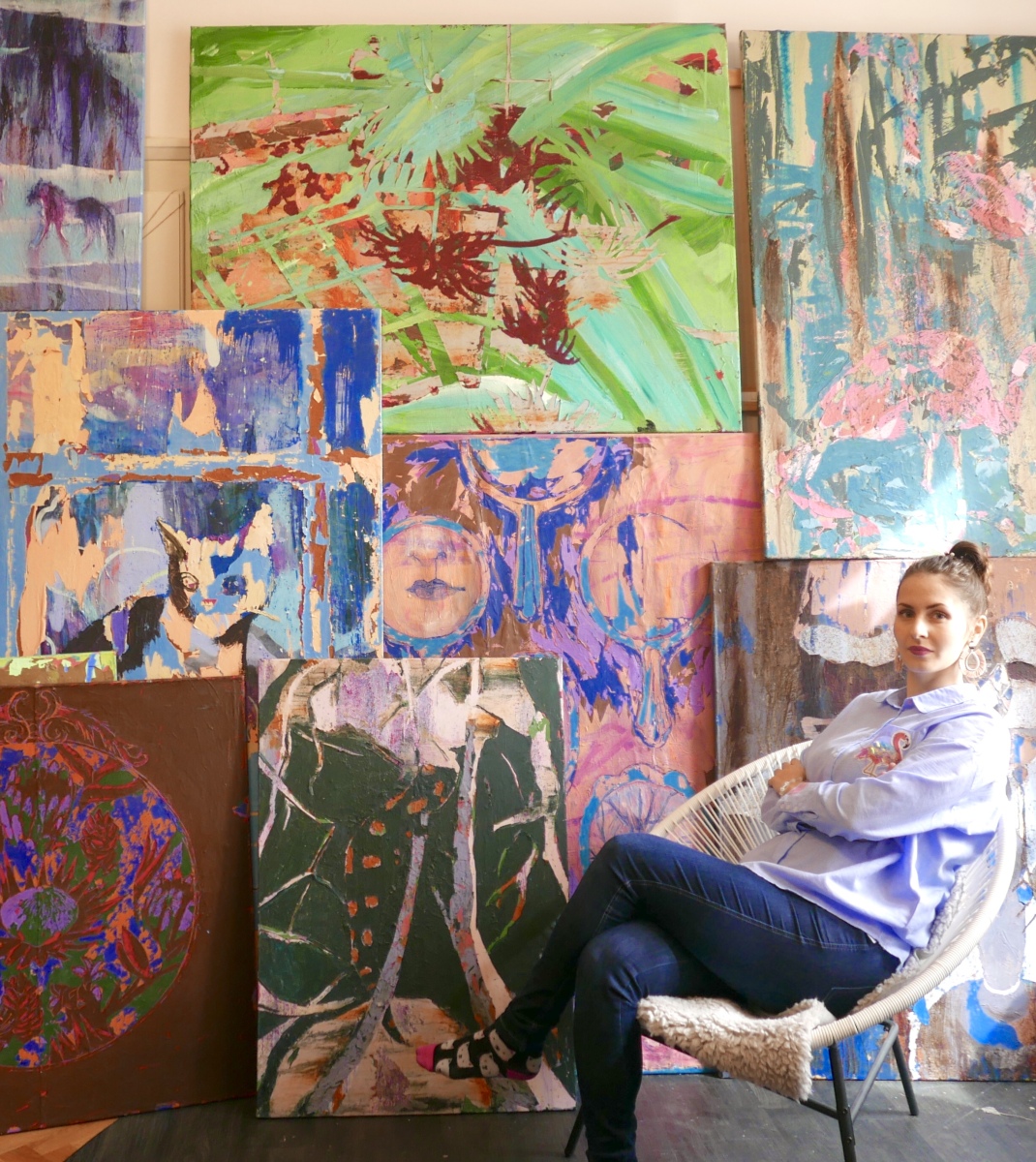 Miriama Schniererová v ateliéri s obrazmi , 2019 (foto: archív Miriama Schniererová)