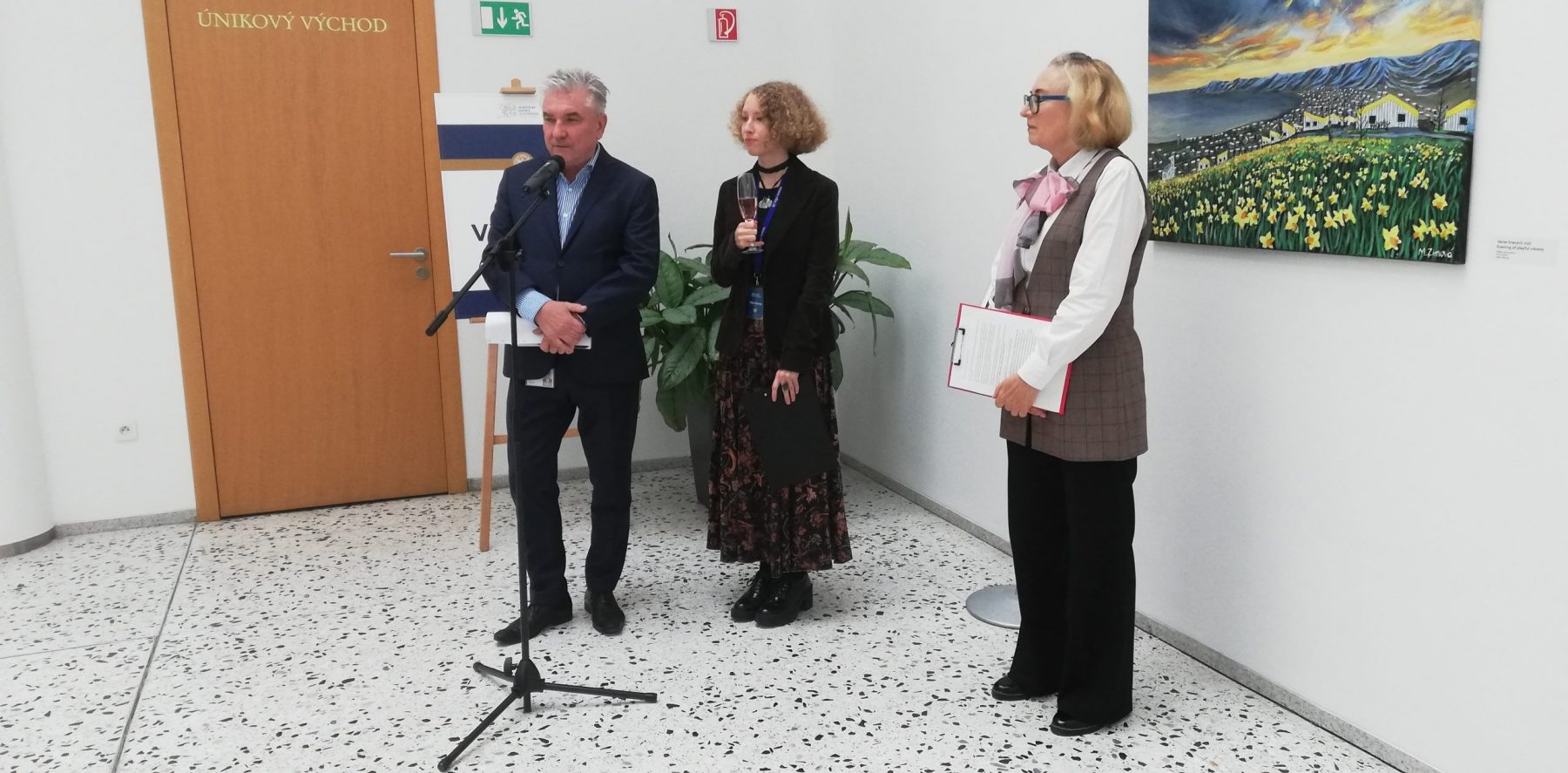 Z vernisáže výstavy Moniky Zimovej „Ľudské skrýše“, 2023, Galéria Národnej banky Slovenska, Bratislava (foto: Jozef Zima)