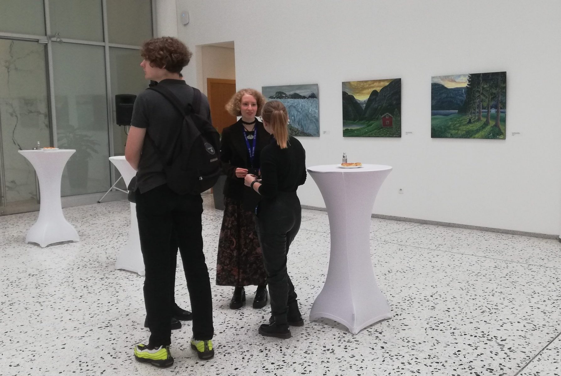 Z vernisáže výstavy Moniky Zimovej „Ľudské skrýše“, 2023, Galéria Národnej banky Slovenska, Bratislava (foto: Jozef Zima)