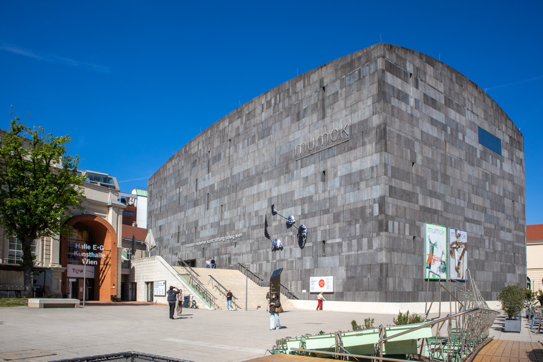 MUMOK, 2026, Viedeň, Rakúsko. Na fasáde MUMOKu je inštalácia od Nikitu Kadana s názvom On Protection of the Monuments, 2023–2025. (foto: KUNSTARTUM)
