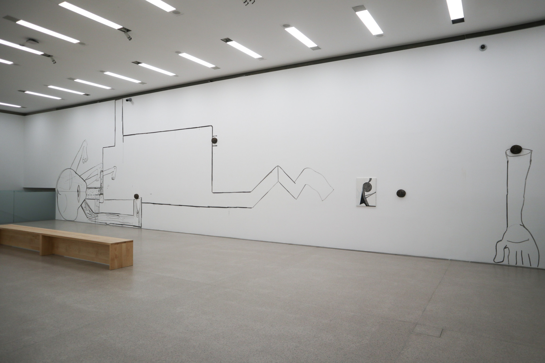 Tobias Pils: Untitled (Grrl), 2025, nástenná maľba; Sunhead, 1983/2024, edícia 3+1 AP, bronz; Untitled, 2006, mix techník na plátne. (foto: KUNSTARTUM)