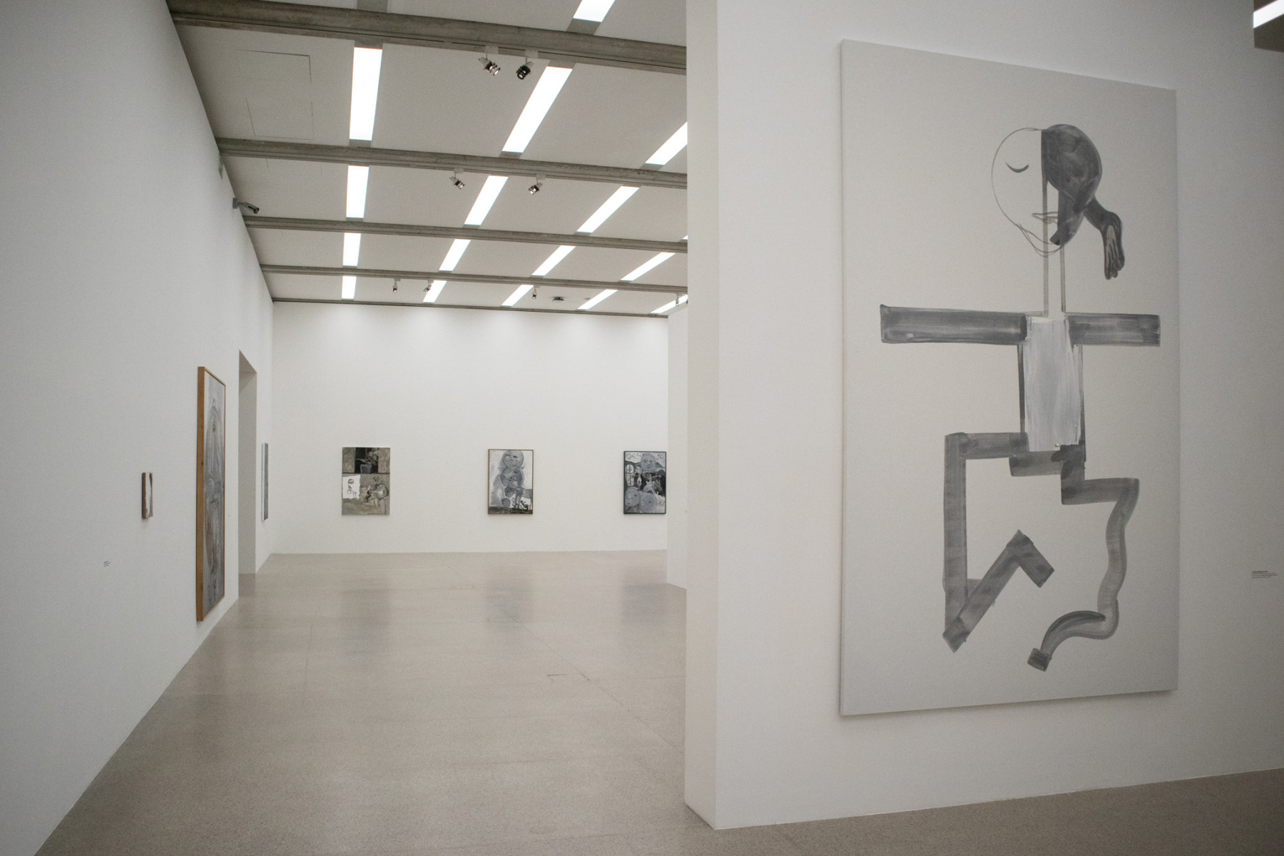 Z výstavy Tobias Pils. Shh, 2026, MUMOK, Viedeň. Vpredu: Tobias Pils: Untitled (Mädchen), 2015 – kľúčové dielo umelcovej tvorby. (foto: KUNSTARTUM)