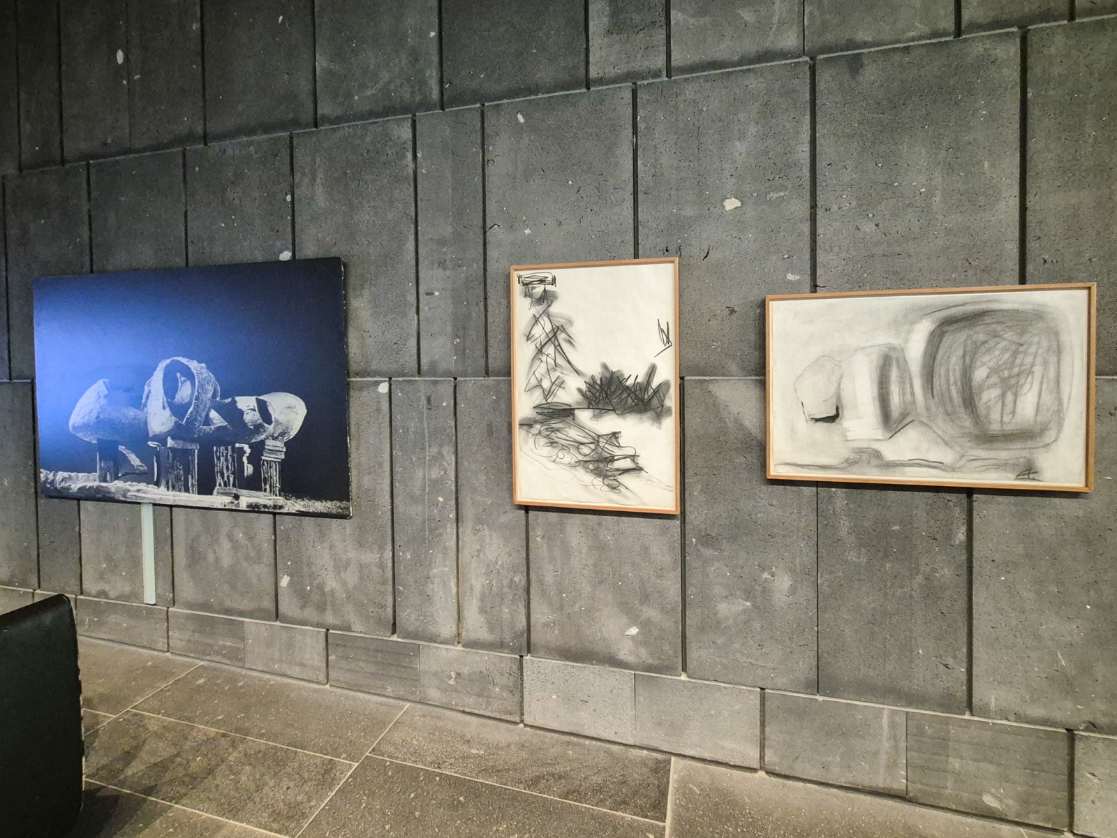 Friedrich Kiesler: zľava: Endless House, celkový pohľad, 1959, fotografia na drevotrieskovej doske; Endless House Galaxy (Waterfall), 1959, uhlík na papieri, 91,5x61 cm; Endless House (Space Division), 1959, uhlík na papieri, 61x91,5 cm. (foto: KUNSTARTUM)