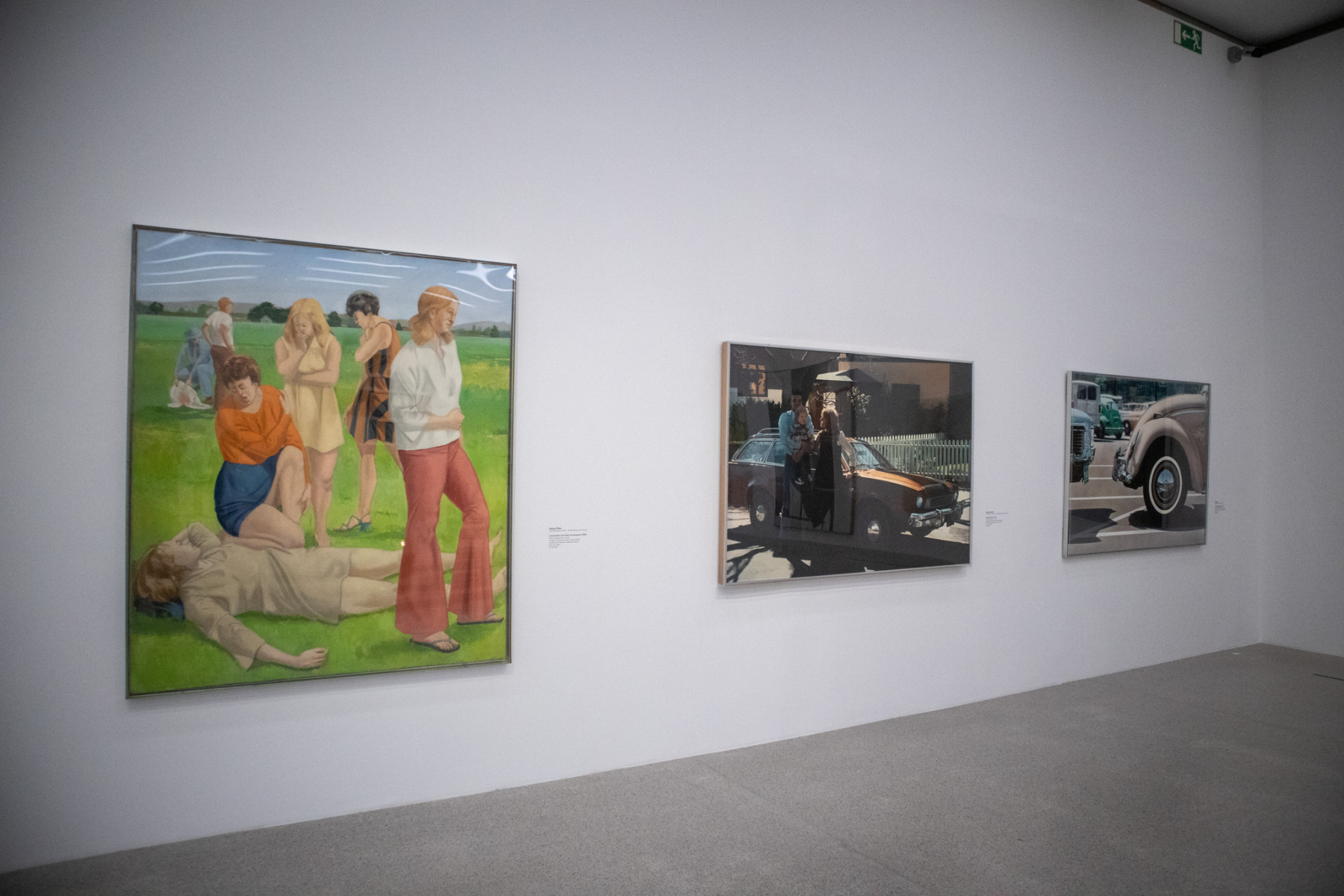 Zľava: Sindey Tillim: Lamentation (for Kate Houskeeper), 1969, olej na plátne; Robert Bechtle: Berkeley Pinto, 1976, olej na plátne; Don Eddy: Untitled (Volkswagen), 1971, akryl na plátne. (foto: KUNSTARTUM)