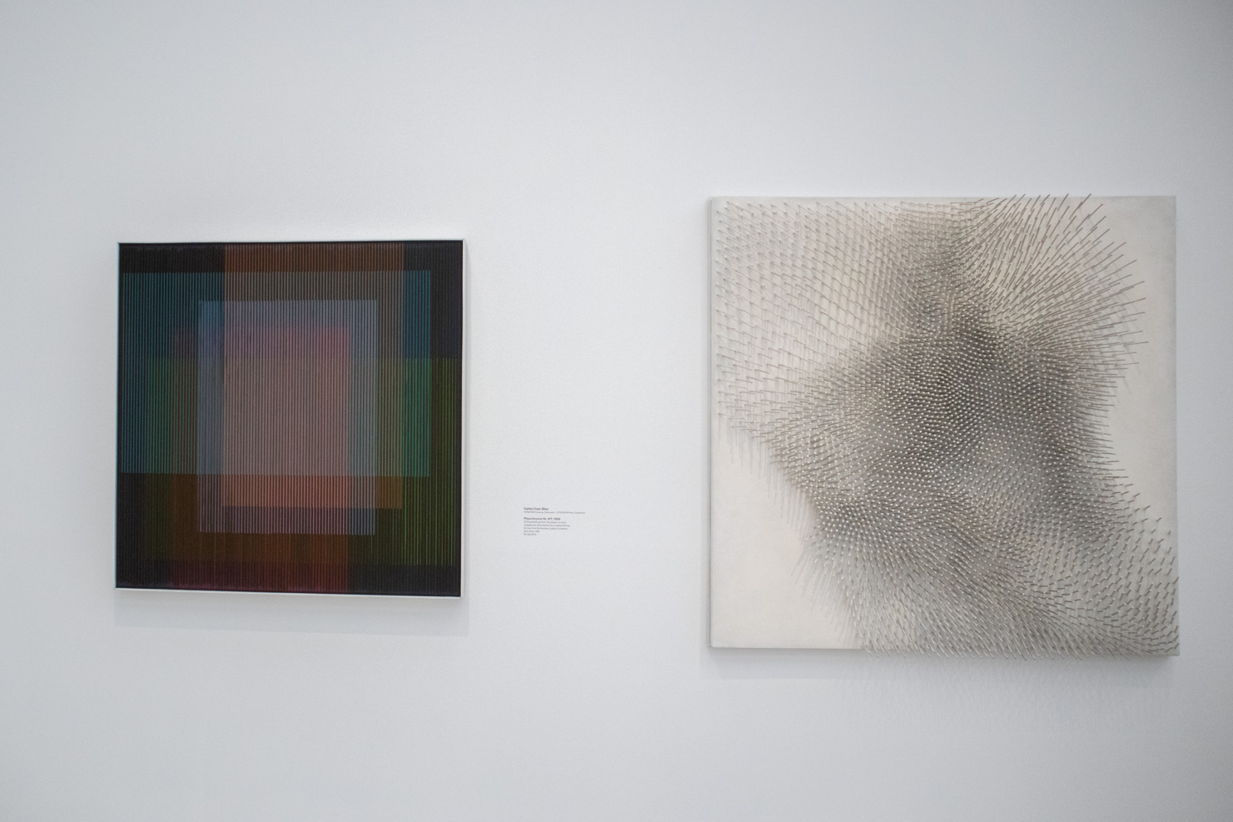 Carlos Cruz-Diez: Physichromie Nr. 417, 1968, olej, plast na plátne; Günther Uecker: Nagelrelief, 1969, klince na dreve, farba. (foto: KUNSTARTUM)