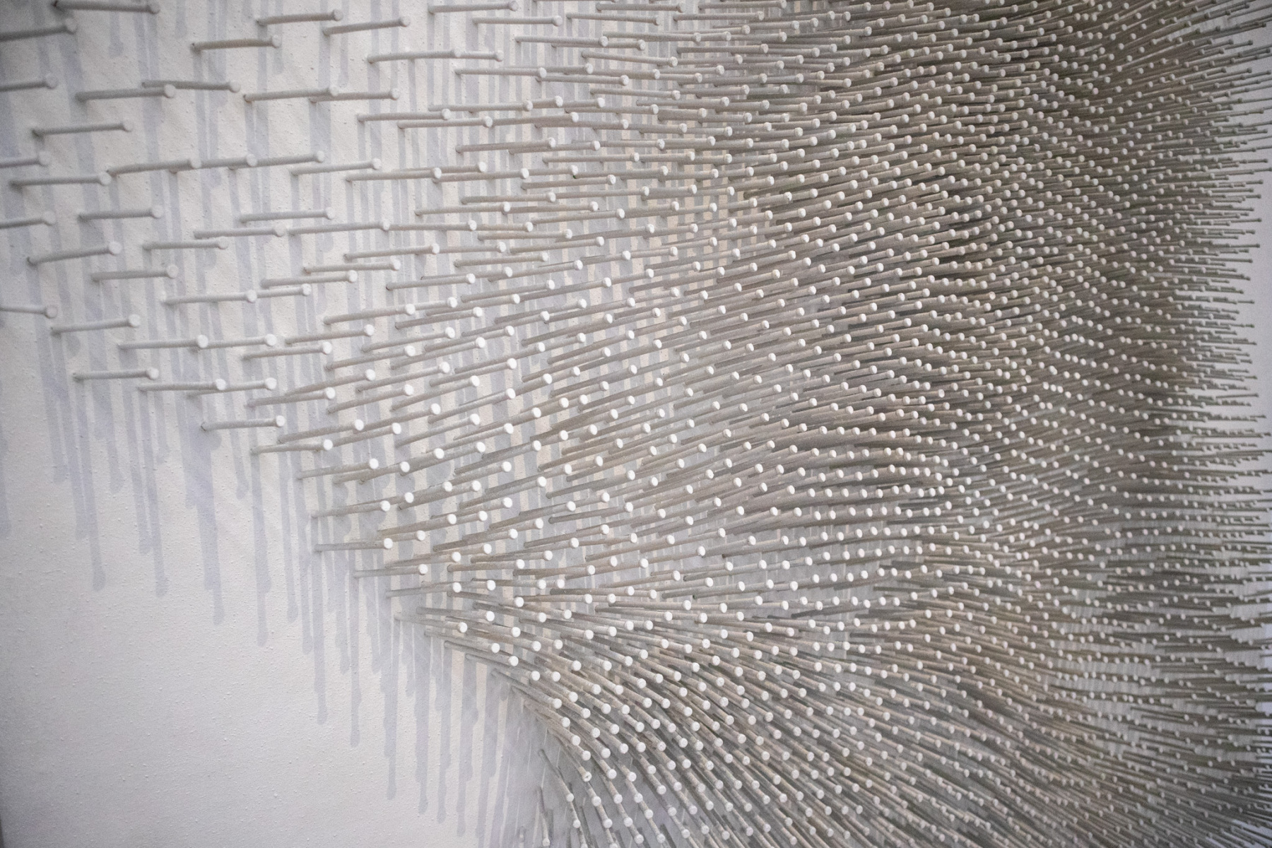 Günther Uecker: Nagelrelief, 1969, klince na dreve, farba – detail. (foto: KUNSTARTUM)