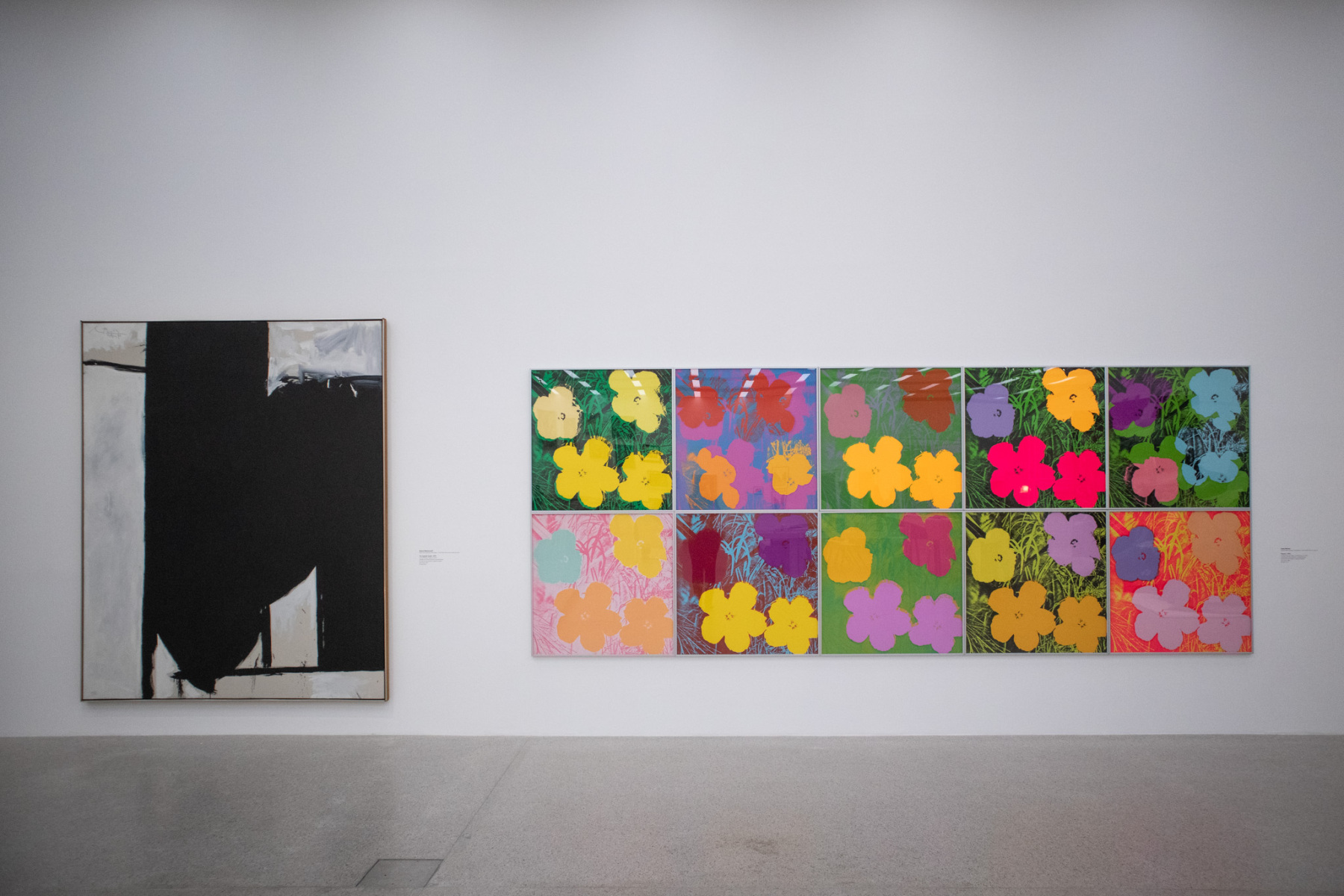 Vpravo: Andy Warhol: Flowers, 1970, 10 sieťotlačí na papieri. (foto: KUNSTARTUM)