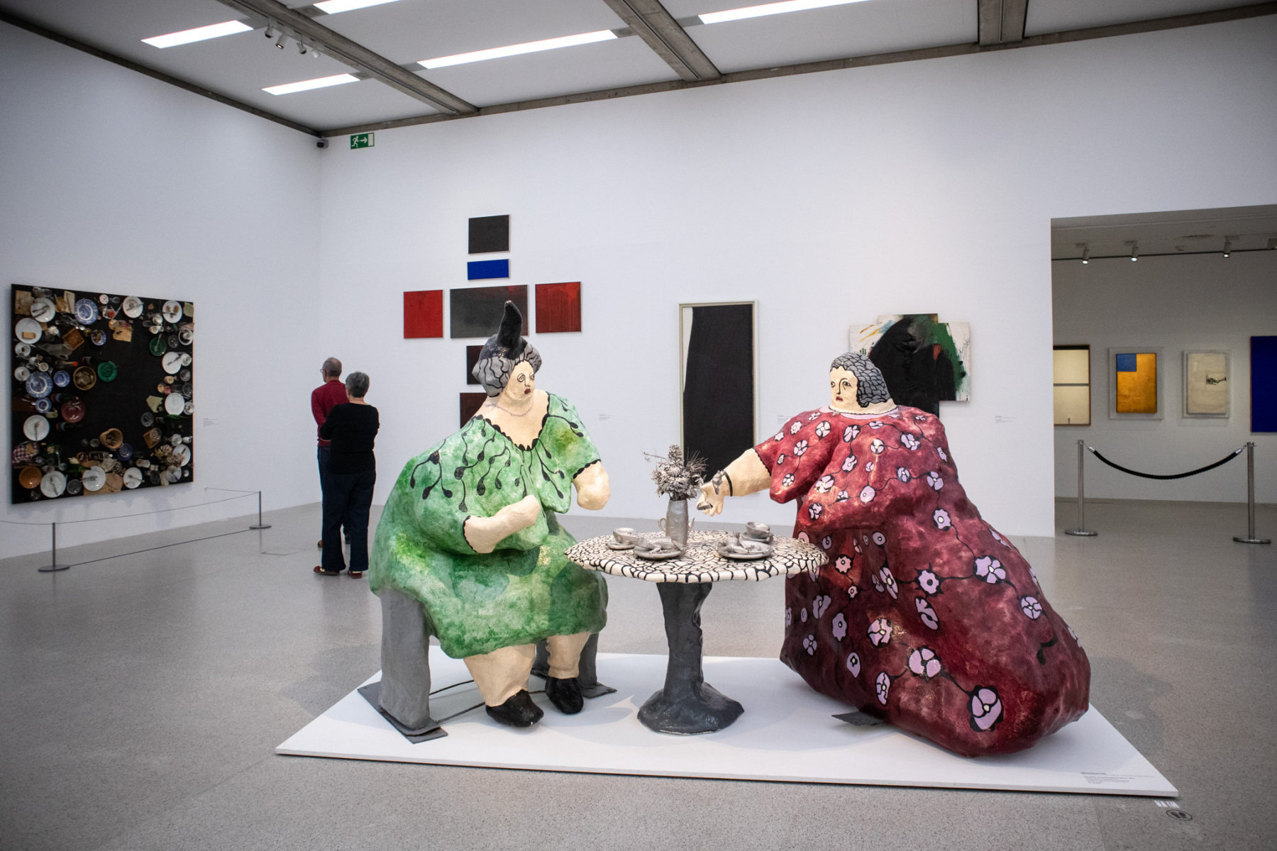 Z výstavy Nie endgültig! Das Museum im Wandel, 2026, MUMOK, Viedeň. Objekt v popredí: Niki de Saint Phalle: Tea Party, ou Le Thé chez Angelina, 1971, maľovaný polyester. (foto: KUNSTARTUM)