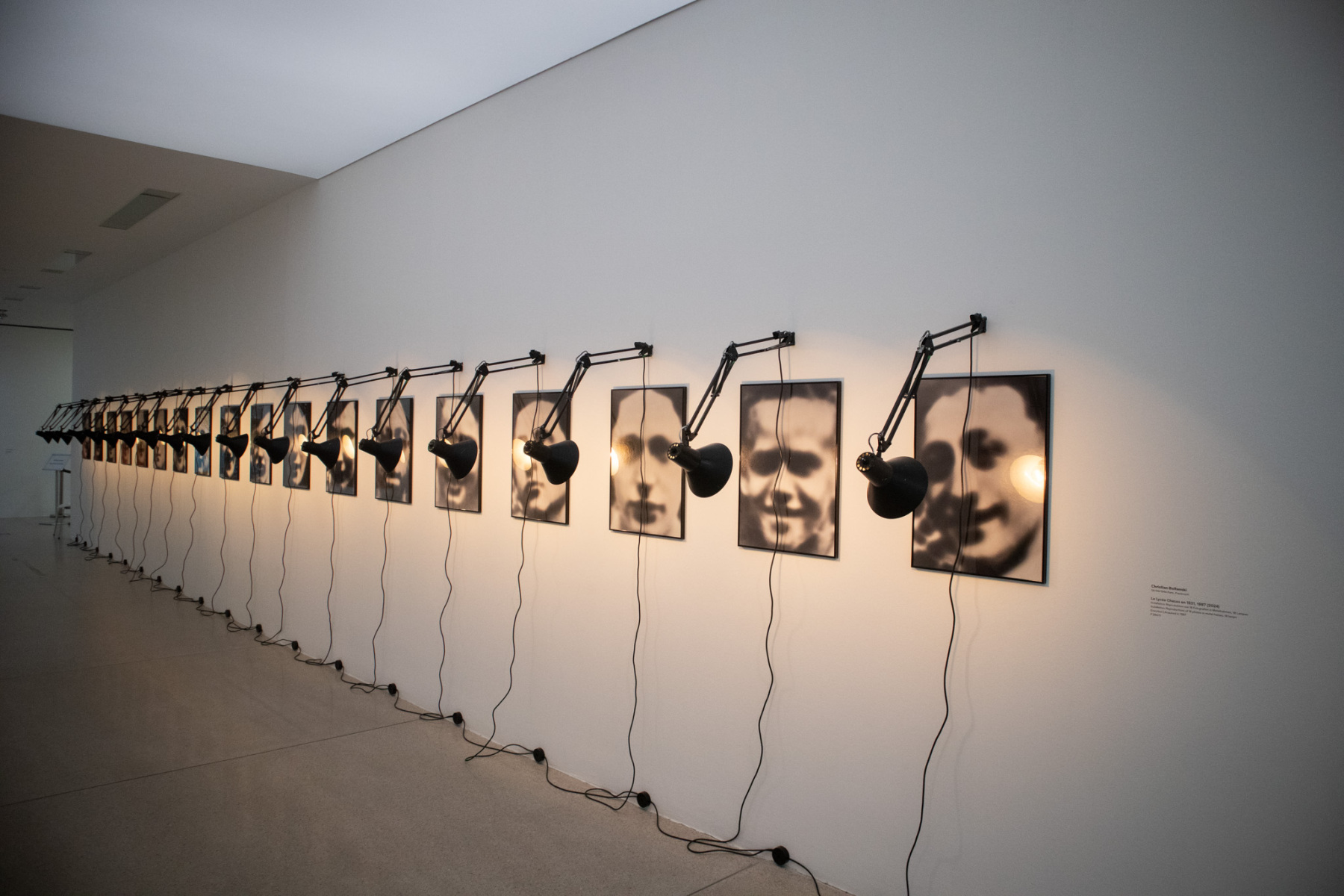 Christian Boltanski: Le Lycée Chases en 1931, 1987 (2024), inštalácia: reprodukcia 18 fotografií v kovových rámoch a 18 lámp. (foto: KUNSTARTUM)